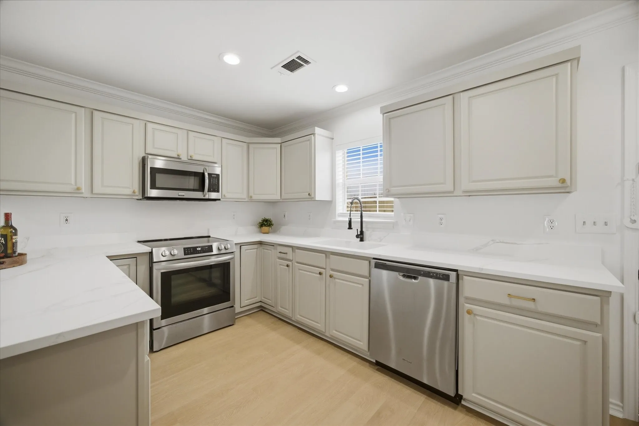 Single Family Residence For Sale in Rockwall County , 709 Sherman Street, Rockwall, Texas 75087, 3 Bedroom, 2 Bathroom, Garage spaces, 1,458 Sqft, built in 2007, Preowned, mls#21200697, Real Estate Agent in Rockwall, Homes For Sale in Rockwall county, Homes For Sale in Rockwall, Realtor in Rockwall Texas, Real Estate Brokerage Independent Realty Texas, Luminita Cordes Realtor