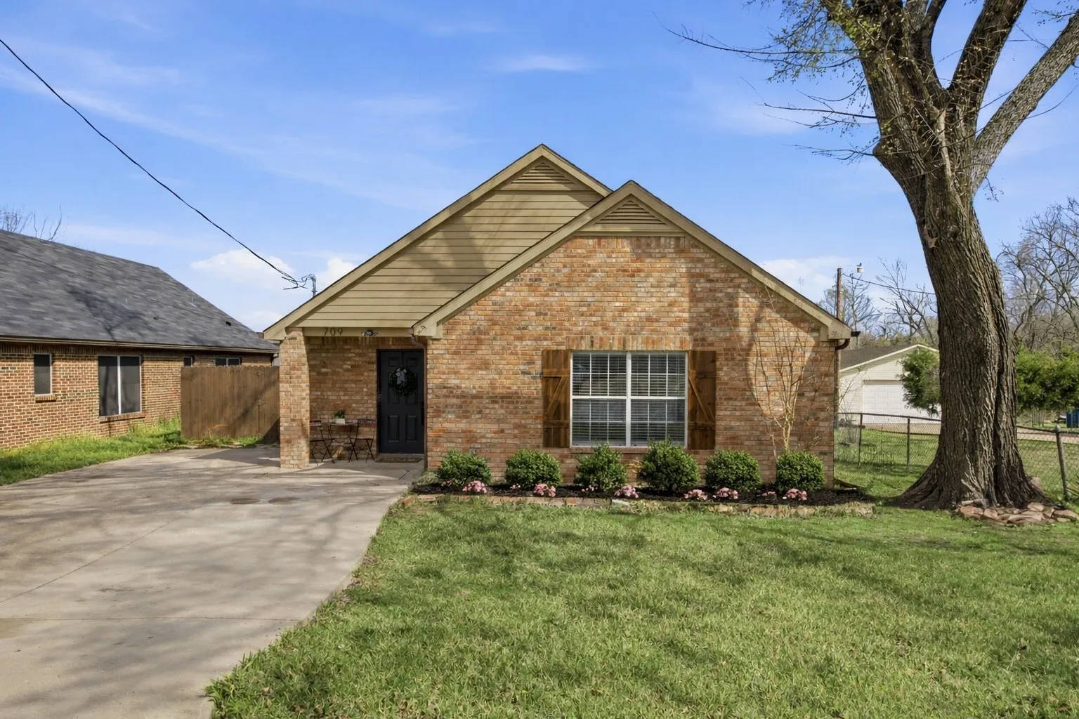 Single Family Residence For Sale in Rockwall County , 709 Sherman Street, Rockwall, Texas 75087, 3 Bedroom, 2 Bathroom, Garage spaces, 1,458 Sqft, built in 2007, Preowned, mls#21200697, Real Estate Agent in Rockwall, Homes For Sale in Rockwall county, Homes For Sale in Rockwall, Realtor in Rockwall Texas, Real Estate Brokerage Independent Realty Texas, Luminita Cordes Realtor