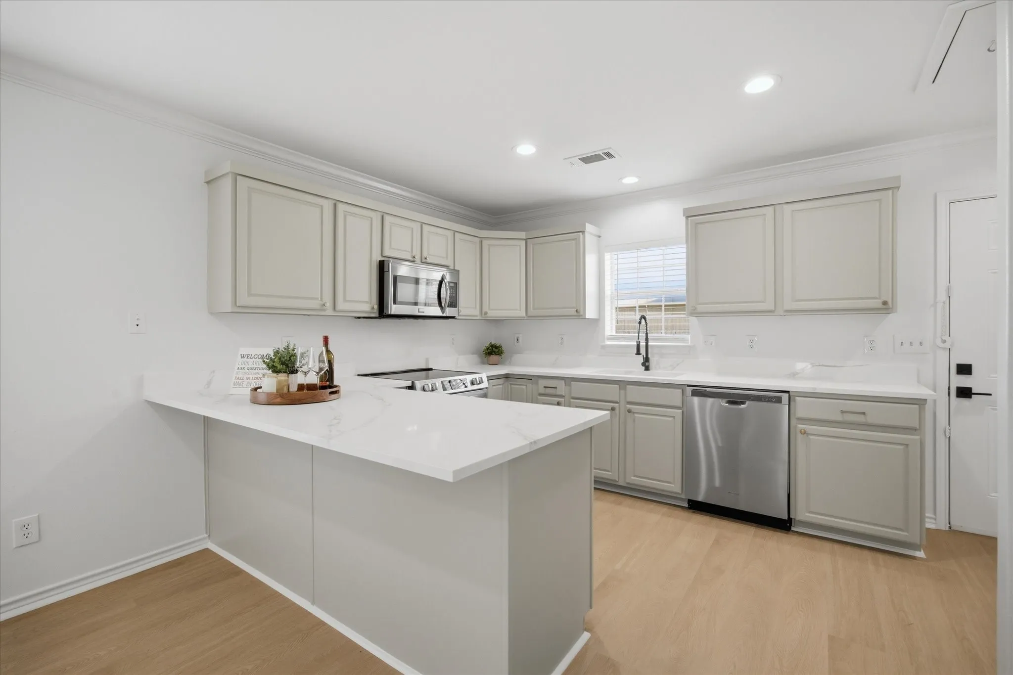 Single Family Residence For Sale in Rockwall County , 709 Sherman Street, Rockwall, Texas 75087, 3 Bedroom, 2 Bathroom, Garage spaces, 1,458 Sqft, built in 2007, Preowned, mls#21200697, Real Estate Agent in Rockwall, Homes For Sale in Rockwall county, Homes For Sale in Rockwall, Realtor in Rockwall Texas, Real Estate Brokerage Independent Realty Texas, Luminita Cordes Realtor