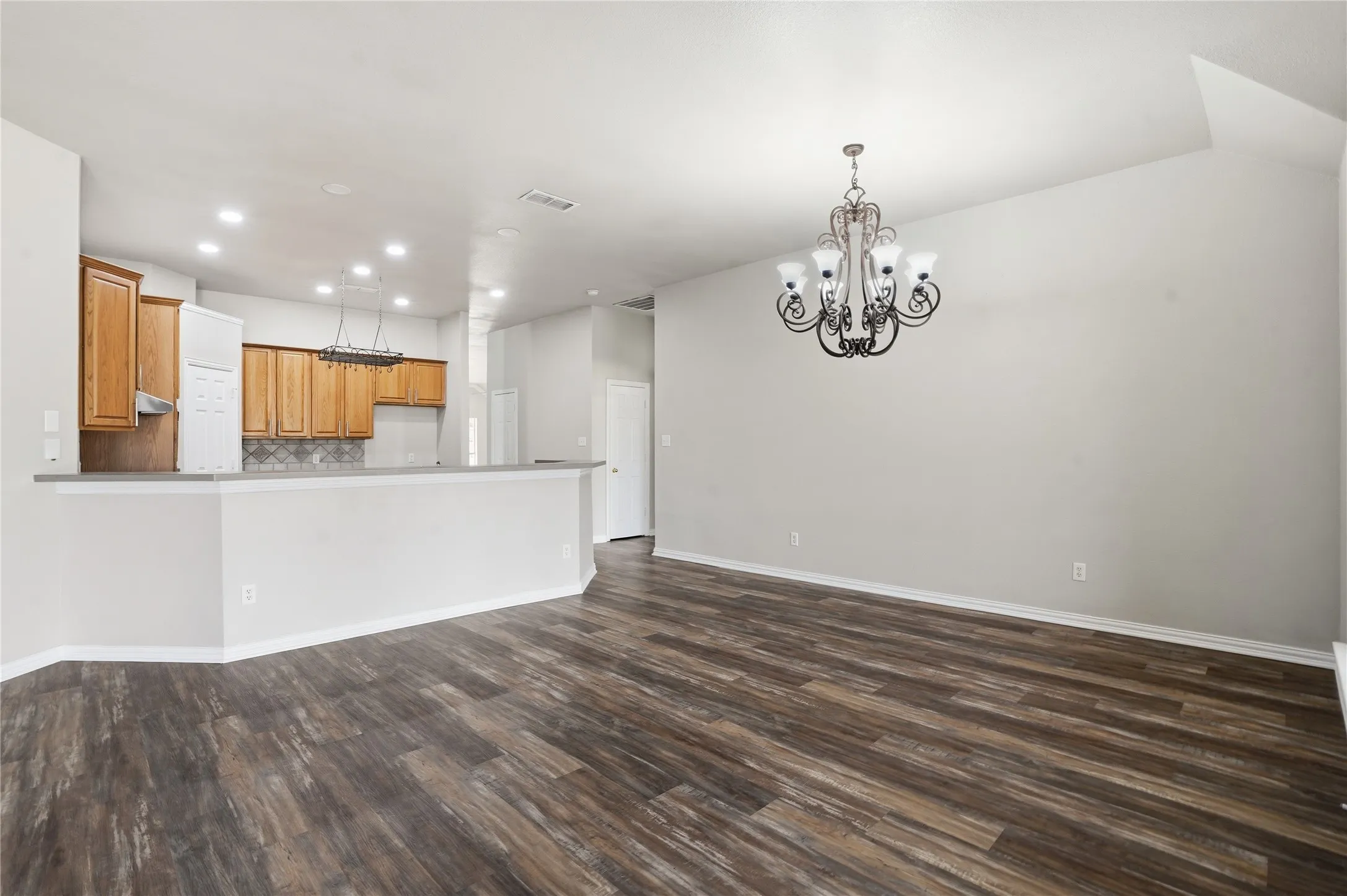 Single Family Residence For Sale in Tarrant County , 500 Surry Court, Saginaw, Texas 76179, 3 Bedroom, 2 Bathroom, 2 Garage spaces, 2,957 Sqft, built in 2002, mls#21201476, Real Estate Agent in Saginaw, Homes For Sale in Tarrant county, Homes For Sale in Saginaw, Realtor in Saginaw Texas, Real Estate Brokerage Independent Realty Texas, Luminita Cordes Realtor