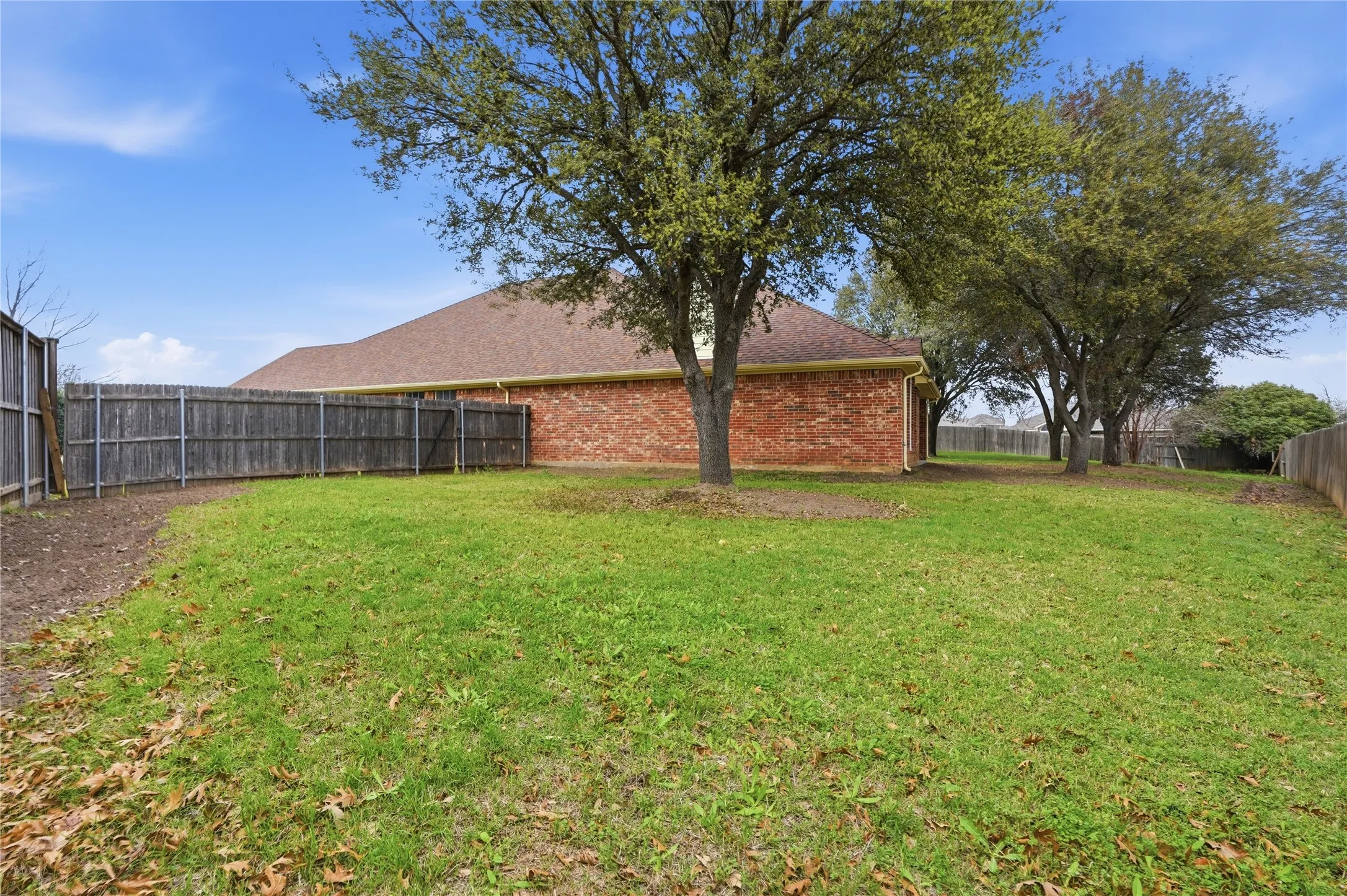 Single Family Residence For Sale in Tarrant County , 500 Surry Court, Saginaw, Texas 76179, 3 Bedroom, 2 Bathroom, 2 Garage spaces, 2,957 Sqft, built in 2002, mls#21201476, Real Estate Agent in Saginaw, Homes For Sale in Tarrant county, Homes For Sale in Saginaw, Realtor in Saginaw Texas, Real Estate Brokerage Independent Realty Texas, Luminita Cordes Realtor