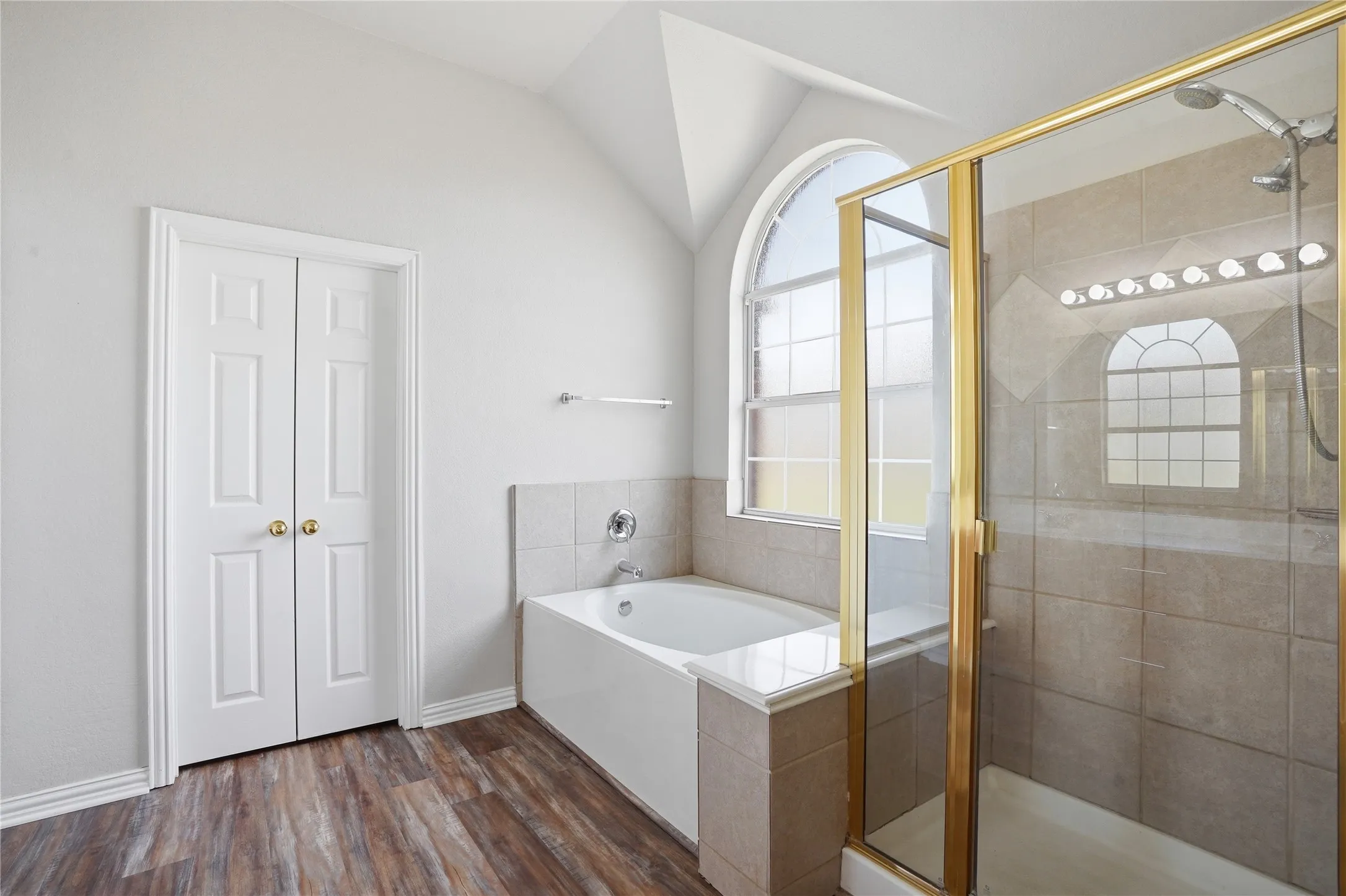 Single Family Residence For Sale in Tarrant County , 500 Surry Court, Saginaw, Texas 76179, 3 Bedroom, 2 Bathroom, 2 Garage spaces, 2,957 Sqft, built in 2002, mls#21201476, Real Estate Agent in Saginaw, Homes For Sale in Tarrant county, Homes For Sale in Saginaw, Realtor in Saginaw Texas, Real Estate Brokerage Independent Realty Texas, Luminita Cordes Realtor