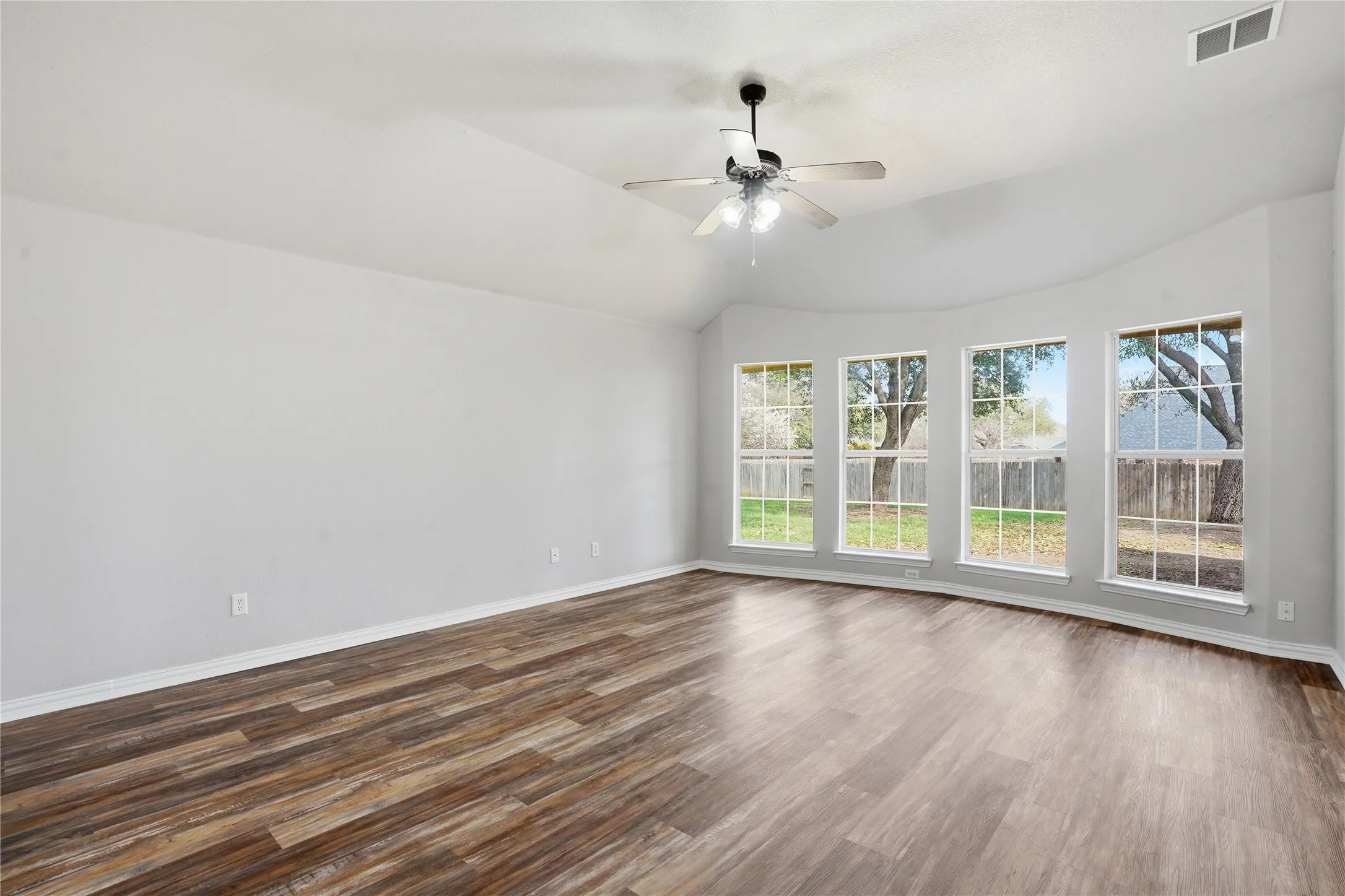 Single Family Residence For Sale in Tarrant County , 500 Surry Court, Saginaw, Texas 76179, 3 Bedroom, 2 Bathroom, 2 Garage spaces, 2,957 Sqft, built in 2002, mls#21201476, Real Estate Agent in Saginaw, Homes For Sale in Tarrant county, Homes For Sale in Saginaw, Realtor in Saginaw Texas, Real Estate Brokerage Independent Realty Texas, Luminita Cordes Realtor