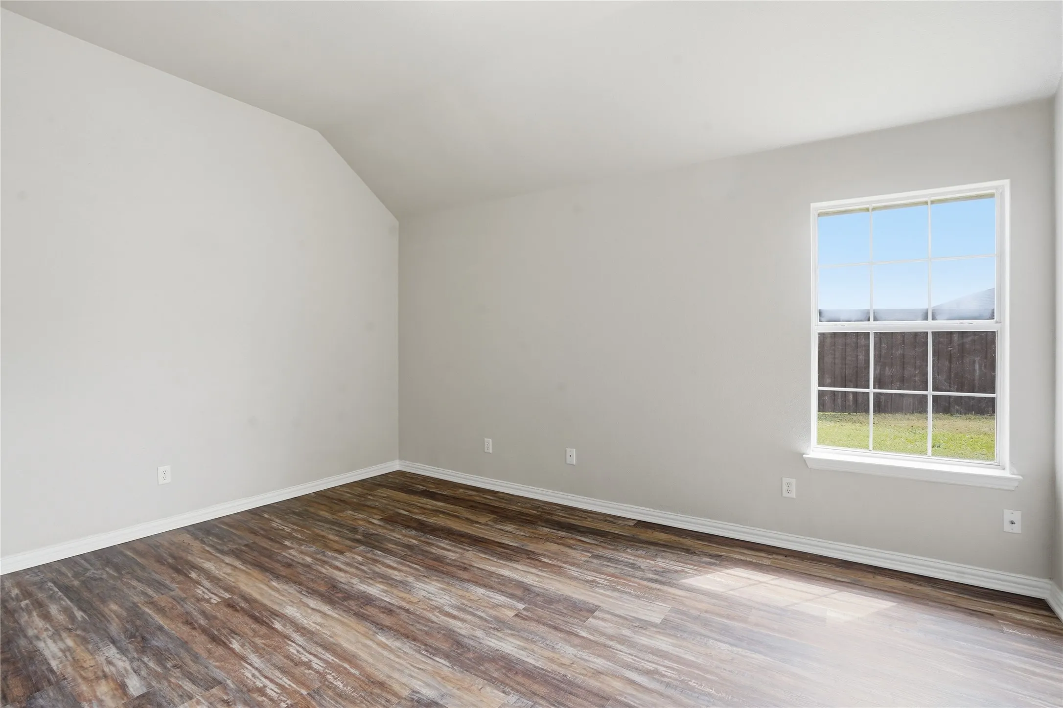 Single Family Residence For Sale in Tarrant County , 500 Surry Court, Saginaw, Texas 76179, 3 Bedroom, 2 Bathroom, 2 Garage spaces, 2,957 Sqft, built in 2002, mls#21201476, Real Estate Agent in Saginaw, Homes For Sale in Tarrant county, Homes For Sale in Saginaw, Realtor in Saginaw Texas, Real Estate Brokerage Independent Realty Texas, Luminita Cordes Realtor