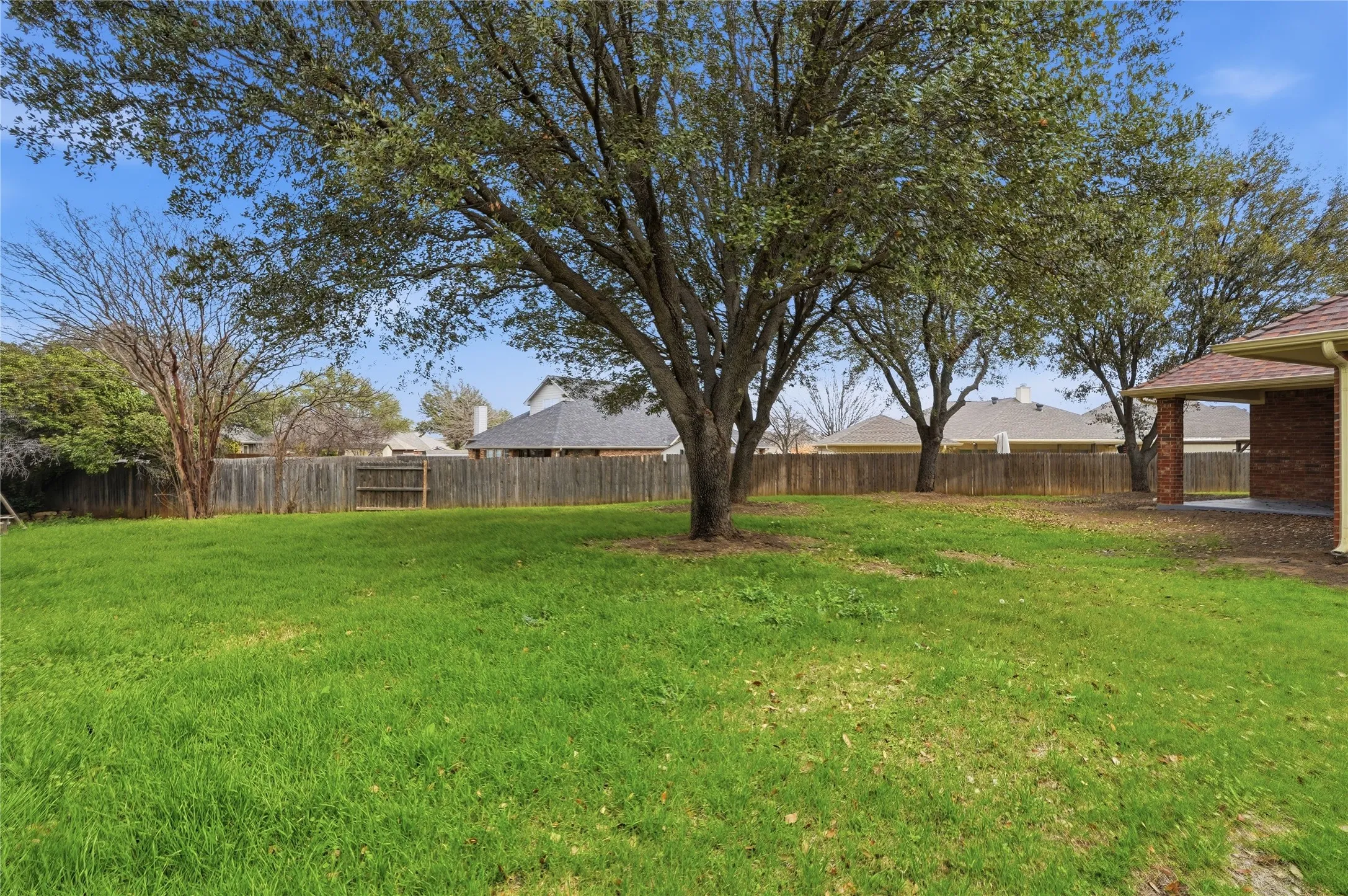 Single Family Residence For Sale in Tarrant County , 500 Surry Court, Saginaw, Texas 76179, 3 Bedroom, 2 Bathroom, 2 Garage spaces, 2,957 Sqft, built in 2002, mls#21201476, Real Estate Agent in Saginaw, Homes For Sale in Tarrant county, Homes For Sale in Saginaw, Realtor in Saginaw Texas, Real Estate Brokerage Independent Realty Texas, Luminita Cordes Realtor