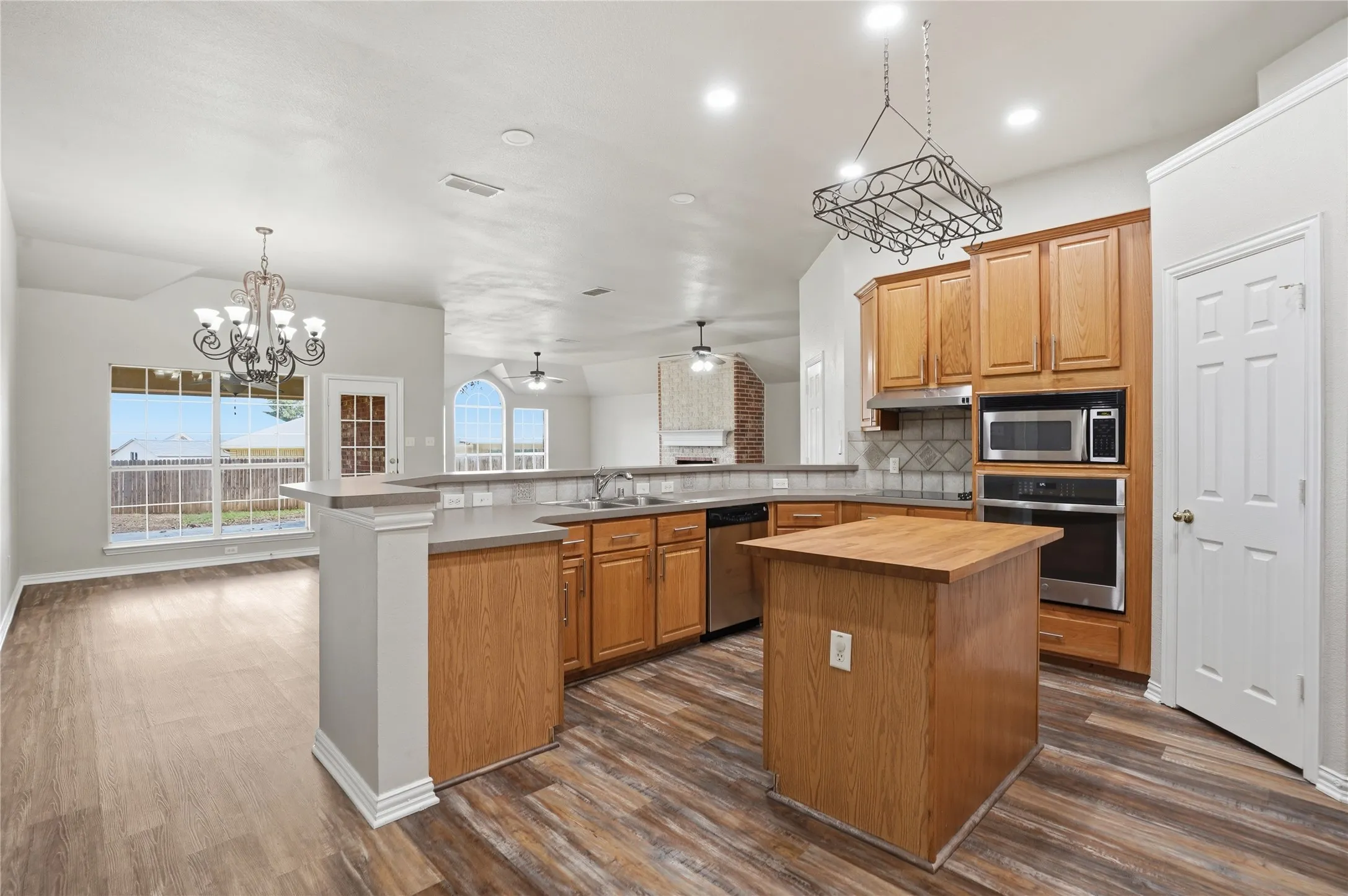 Single Family Residence For Sale in Tarrant County , 500 Surry Court, Saginaw, Texas 76179, 3 Bedroom, 2 Bathroom, 2 Garage spaces, 2,957 Sqft, built in 2002, mls#21201476, Real Estate Agent in Saginaw, Homes For Sale in Tarrant county, Homes For Sale in Saginaw, Realtor in Saginaw Texas, Real Estate Brokerage Independent Realty Texas, Luminita Cordes Realtor