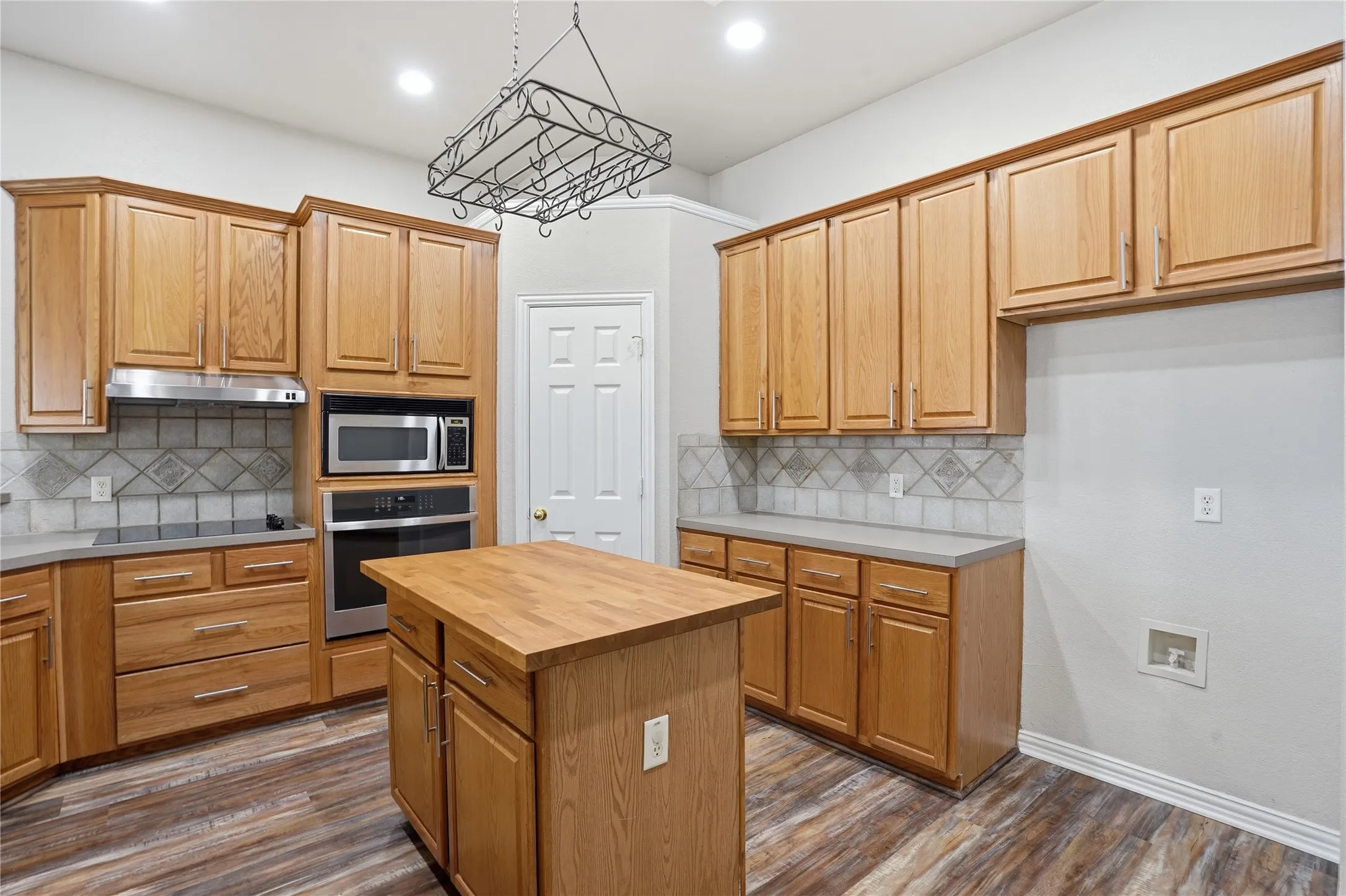 Single Family Residence For Sale in Tarrant County , 500 Surry Court, Saginaw, Texas 76179, 3 Bedroom, 2 Bathroom, 2 Garage spaces, 2,957 Sqft, built in 2002, mls#21201476, Real Estate Agent in Saginaw, Homes For Sale in Tarrant county, Homes For Sale in Saginaw, Realtor in Saginaw Texas, Real Estate Brokerage Independent Realty Texas, Luminita Cordes Realtor