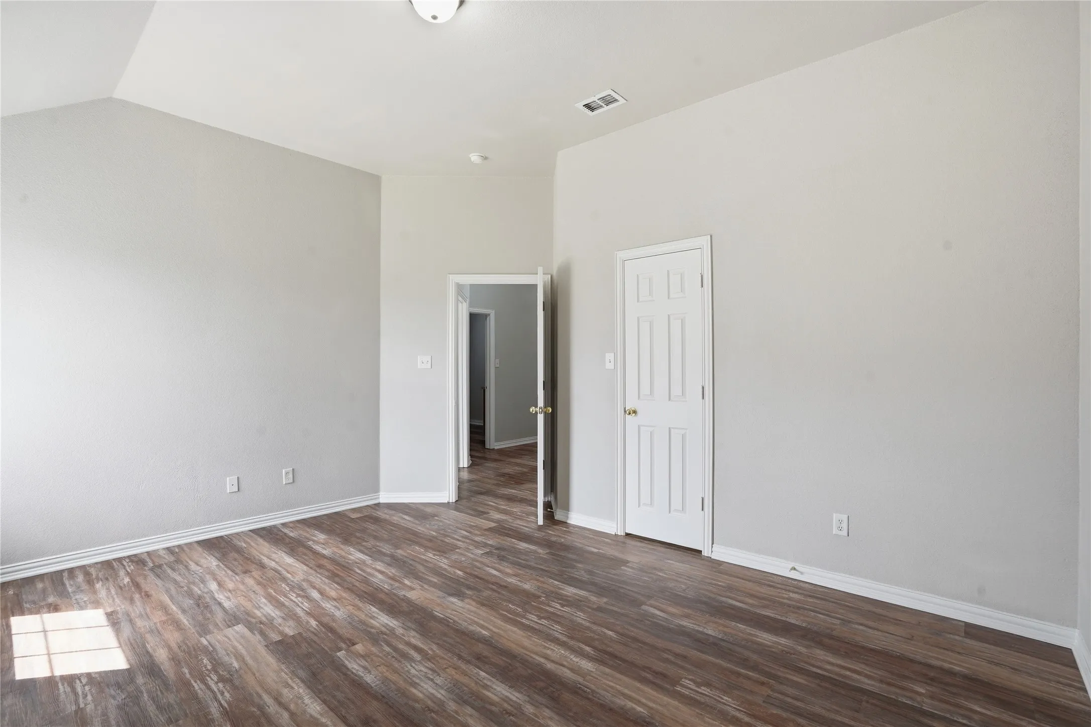 Single Family Residence For Sale in Tarrant County , 500 Surry Court, Saginaw, Texas 76179, 3 Bedroom, 2 Bathroom, 2 Garage spaces, 2,957 Sqft, built in 2002, mls#21201476, Real Estate Agent in Saginaw, Homes For Sale in Tarrant county, Homes For Sale in Saginaw, Realtor in Saginaw Texas, Real Estate Brokerage Independent Realty Texas, Luminita Cordes Realtor