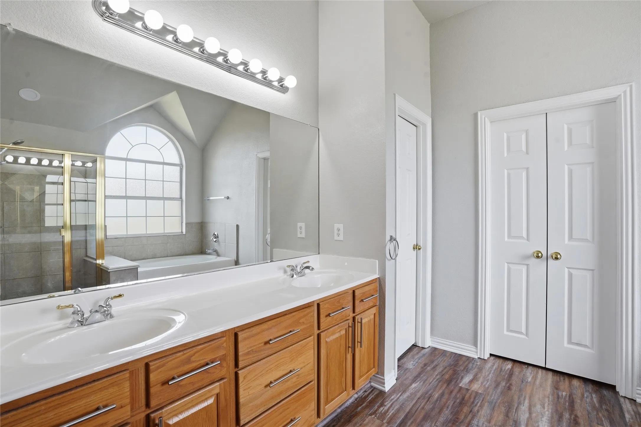 Single Family Residence For Sale in Tarrant County , 500 Surry Court, Saginaw, Texas 76179, 3 Bedroom, 2 Bathroom, 2 Garage spaces, 2,957 Sqft, built in 2002, mls#21201476, Real Estate Agent in Saginaw, Homes For Sale in Tarrant county, Homes For Sale in Saginaw, Realtor in Saginaw Texas, Real Estate Brokerage Independent Realty Texas, Luminita Cordes Realtor