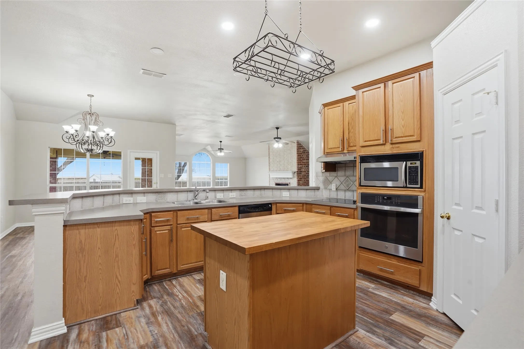 Single Family Residence For Sale in Tarrant County , 500 Surry Court, Saginaw, Texas 76179, 3 Bedroom, 2 Bathroom, 2 Garage spaces, 2,957 Sqft, built in 2002, mls#21201476, Real Estate Agent in Saginaw, Homes For Sale in Tarrant county, Homes For Sale in Saginaw, Realtor in Saginaw Texas, Real Estate Brokerage Independent Realty Texas, Luminita Cordes Realtor