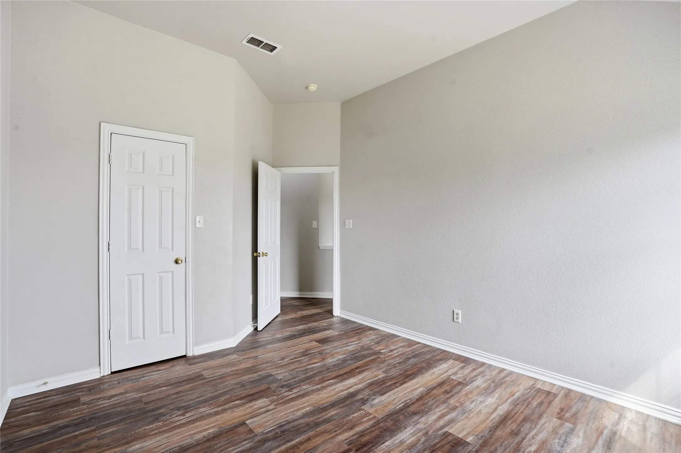 Single Family Residence For Sale in Tarrant County , 500 Surry Court, Saginaw, Texas 76179, 3 Bedroom, 2 Bathroom, 2 Garage spaces, 2,957 Sqft, built in 2002, mls#21201476, Real Estate Agent in Saginaw, Homes For Sale in Tarrant county, Homes For Sale in Saginaw, Realtor in Saginaw Texas, Real Estate Brokerage Independent Realty Texas, Luminita Cordes Realtor