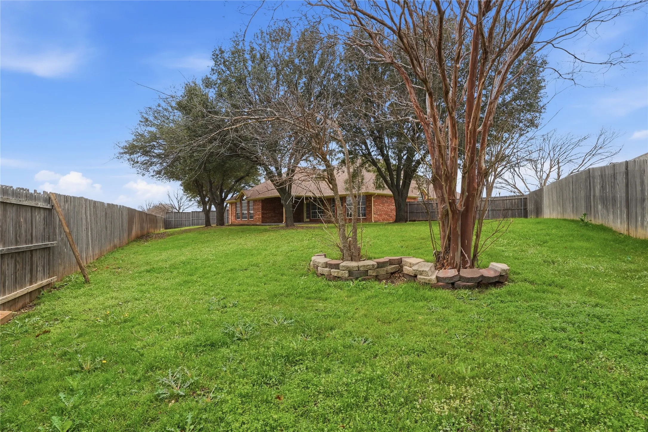 Single Family Residence For Sale in Tarrant County , 500 Surry Court, Saginaw, Texas 76179, 3 Bedroom, 2 Bathroom, 2 Garage spaces, 2,957 Sqft, built in 2002, mls#21201476, Real Estate Agent in Saginaw, Homes For Sale in Tarrant county, Homes For Sale in Saginaw, Realtor in Saginaw Texas, Real Estate Brokerage Independent Realty Texas, Luminita Cordes Realtor