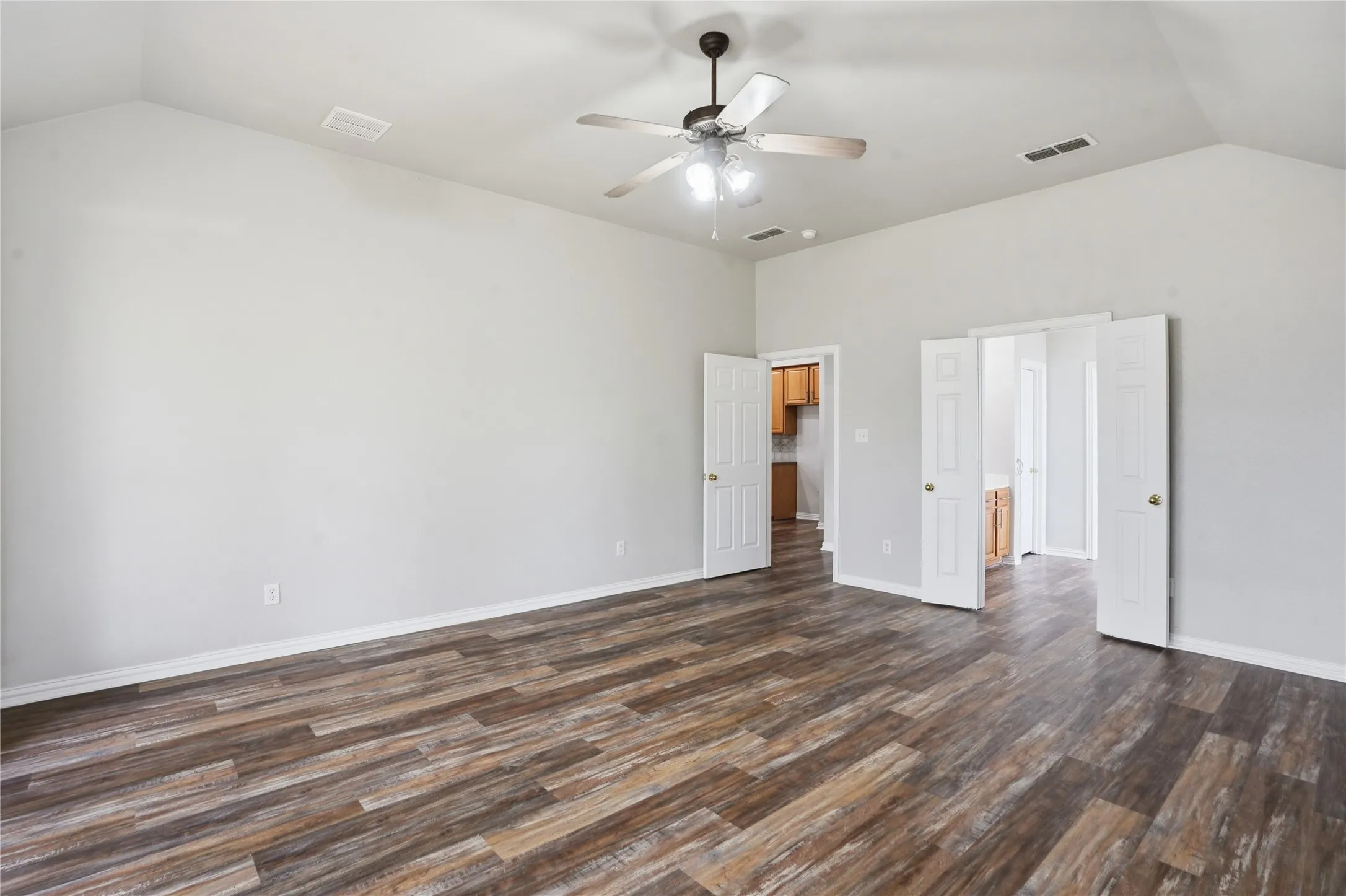Single Family Residence For Sale in Tarrant County , 500 Surry Court, Saginaw, Texas 76179, 3 Bedroom, 2 Bathroom, 2 Garage spaces, 2,957 Sqft, built in 2002, mls#21201476, Real Estate Agent in Saginaw, Homes For Sale in Tarrant county, Homes For Sale in Saginaw, Realtor in Saginaw Texas, Real Estate Brokerage Independent Realty Texas, Luminita Cordes Realtor