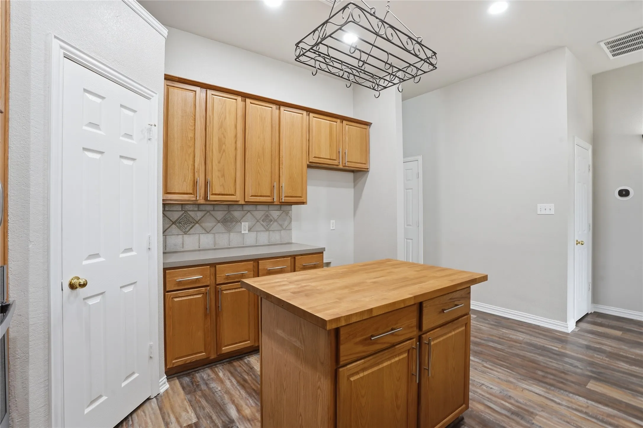 Single Family Residence For Sale in Tarrant County , 500 Surry Court, Saginaw, Texas 76179, 3 Bedroom, 2 Bathroom, 2 Garage spaces, 2,957 Sqft, built in 2002, mls#21201476, Real Estate Agent in Saginaw, Homes For Sale in Tarrant county, Homes For Sale in Saginaw, Realtor in Saginaw Texas, Real Estate Brokerage Independent Realty Texas, Luminita Cordes Realtor