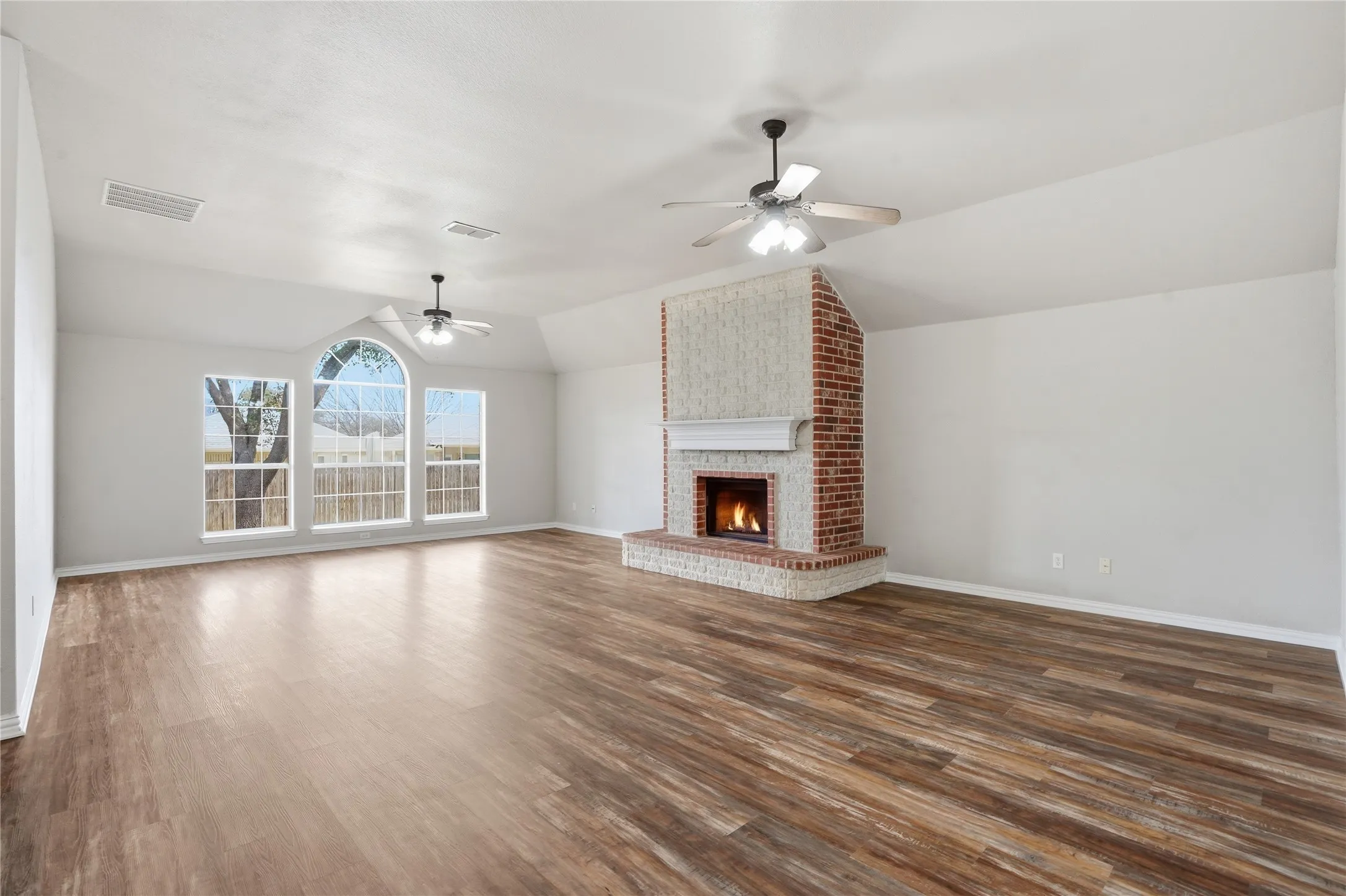 Single Family Residence For Sale in Tarrant County , 500 Surry Court, Saginaw, Texas 76179, 3 Bedroom, 2 Bathroom, 2 Garage spaces, 2,957 Sqft, built in 2002, mls#21201476, Real Estate Agent in Saginaw, Homes For Sale in Tarrant county, Homes For Sale in Saginaw, Realtor in Saginaw Texas, Real Estate Brokerage Independent Realty Texas, Luminita Cordes Realtor