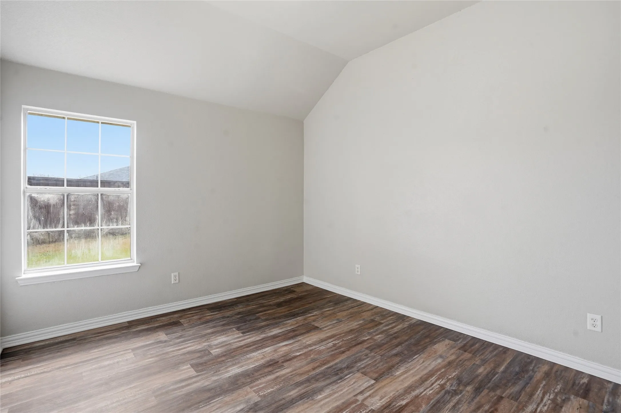 Single Family Residence For Sale in Tarrant County , 500 Surry Court, Saginaw, Texas 76179, 3 Bedroom, 2 Bathroom, 2 Garage spaces, 2,957 Sqft, built in 2002, mls#21201476, Real Estate Agent in Saginaw, Homes For Sale in Tarrant county, Homes For Sale in Saginaw, Realtor in Saginaw Texas, Real Estate Brokerage Independent Realty Texas, Luminita Cordes Realtor