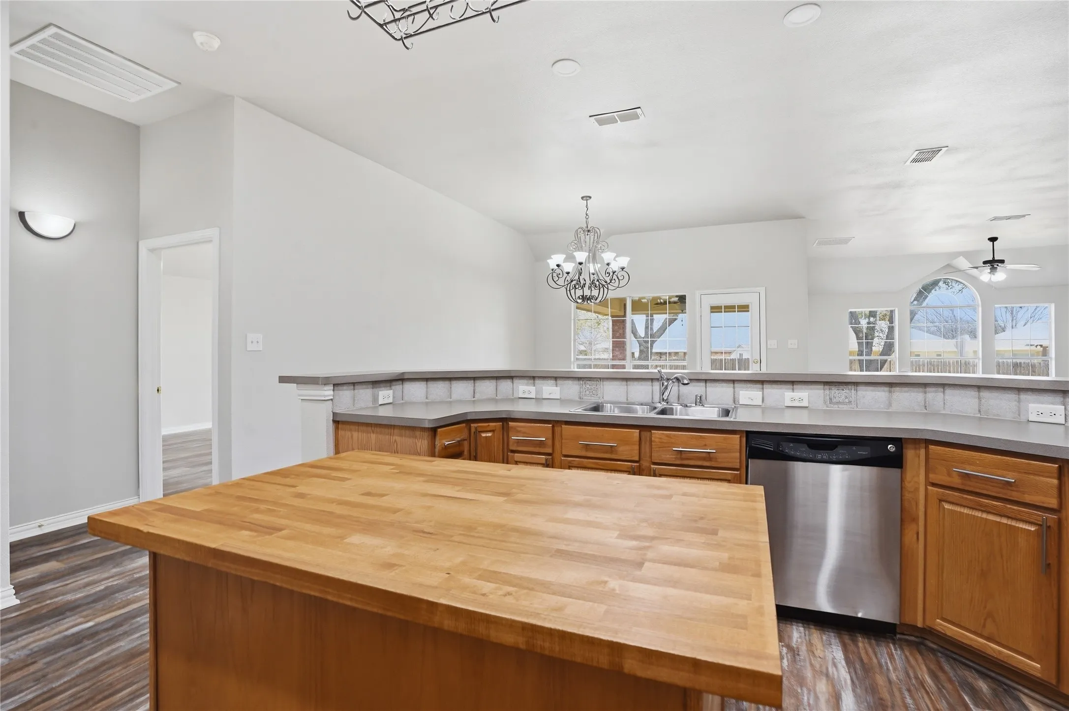 Single Family Residence For Sale in Tarrant County , 500 Surry Court, Saginaw, Texas 76179, 3 Bedroom, 2 Bathroom, 2 Garage spaces, 2,957 Sqft, built in 2002, mls#21201476, Real Estate Agent in Saginaw, Homes For Sale in Tarrant county, Homes For Sale in Saginaw, Realtor in Saginaw Texas, Real Estate Brokerage Independent Realty Texas, Luminita Cordes Realtor