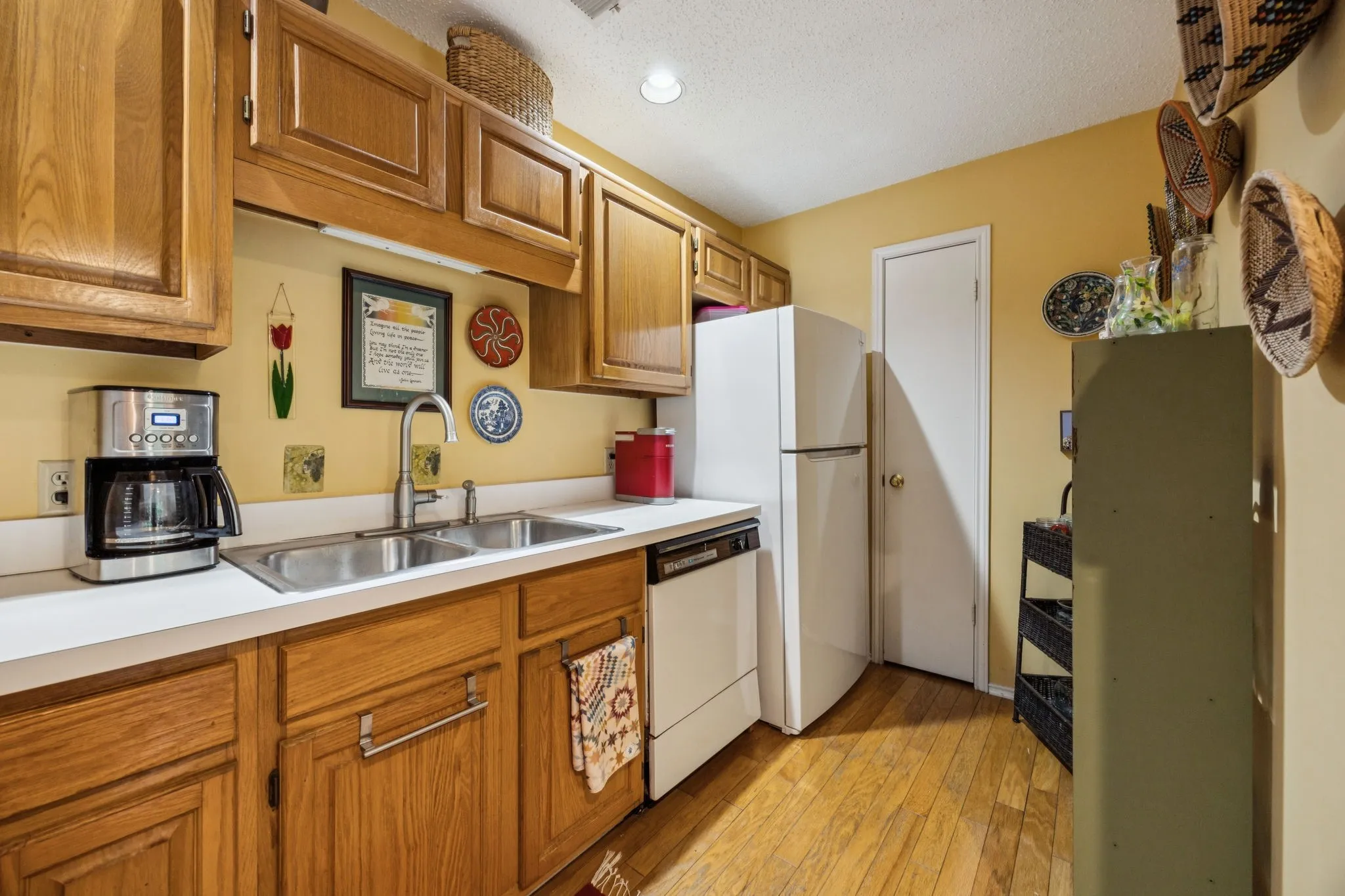 Condominium For Sale in Dallas County , 9222 Church Road 108, Dallas, Texas 75231, 2 Bedroom, 2 Bathroom, 1 Garage spaces, 1,379 Sqft, built in 1983, mls#21200648, Real Estate Agent in Dallas, Homes For Sale in Dallas county, Homes For Sale in Dallas, Realtor in Dallas Texas, Real Estate Brokerage Independent Realty Texas, Luminita Cordes Realtor