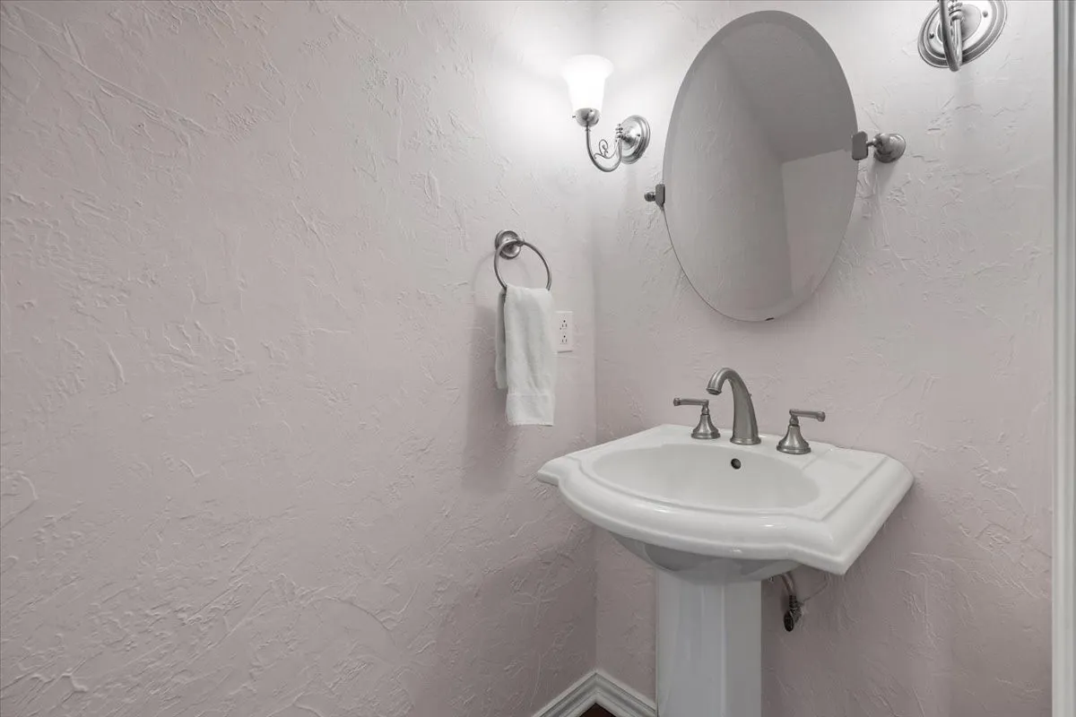 Condominium For Sale in Tarrant County , 1109 Roaring Springs Road 1109, Fort Worth, Texas 76114, 2 Bedroom, 3 Bathroom, Garage spaces, 1,735 Sqft, built in 1970, mls#21189265, Real Estate Agent in Fort Worth, Homes For Sale in Tarrant county, Homes For Sale in Fort Worth, Realtor in Fort Worth Texas, Real Estate Brokerage Independent Realty Texas, Luminita Cordes Realtor