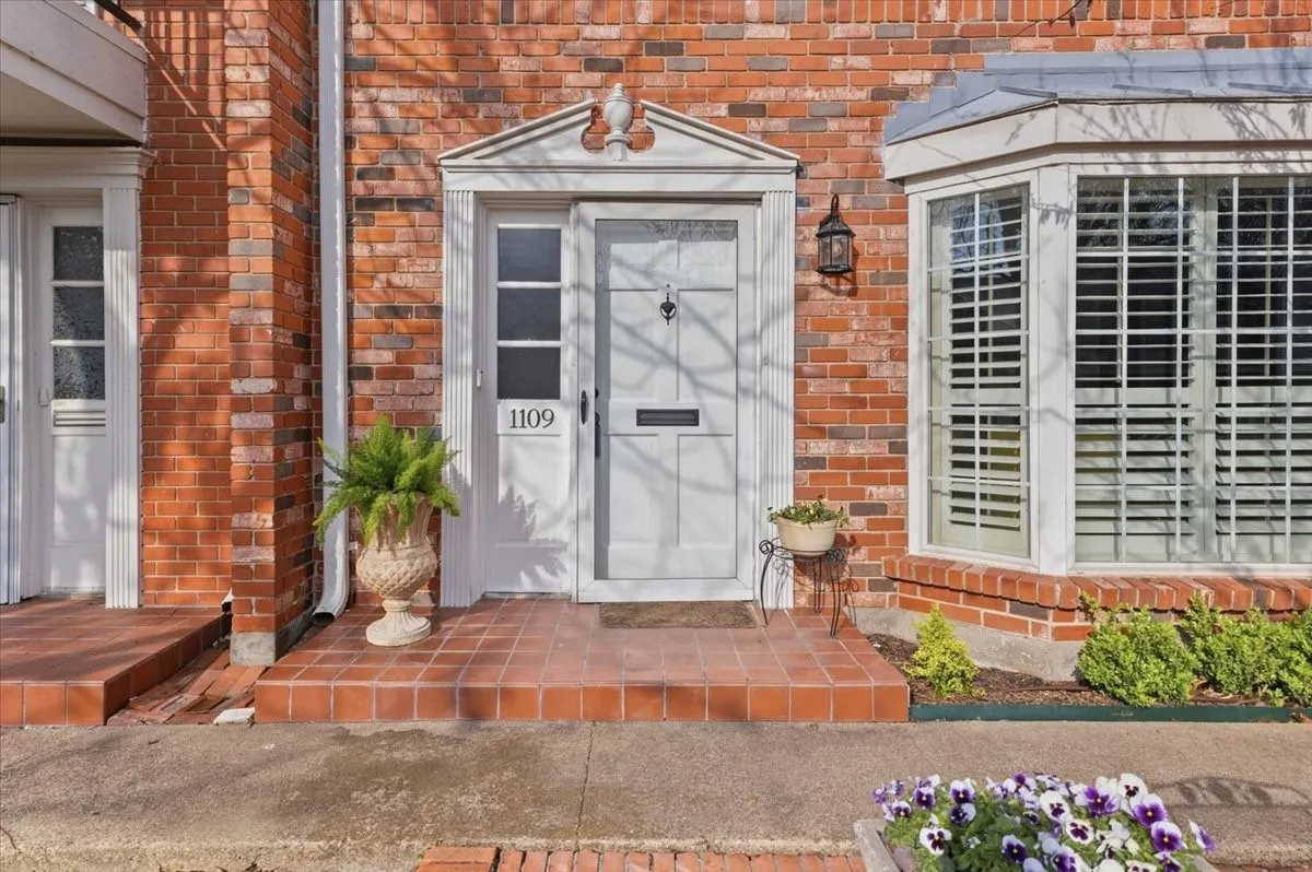 Condominium For Sale in Tarrant County , 1109 Roaring Springs Road 1109, Fort Worth, Texas 76114, 2 Bedroom, 3 Bathroom, Garage spaces, 1,735 Sqft, built in 1970, mls#21189265, Real Estate Agent in Fort Worth, Homes For Sale in Tarrant county, Homes For Sale in Fort Worth, Realtor in Fort Worth Texas, Real Estate Brokerage Independent Realty Texas, Luminita Cordes Realtor
