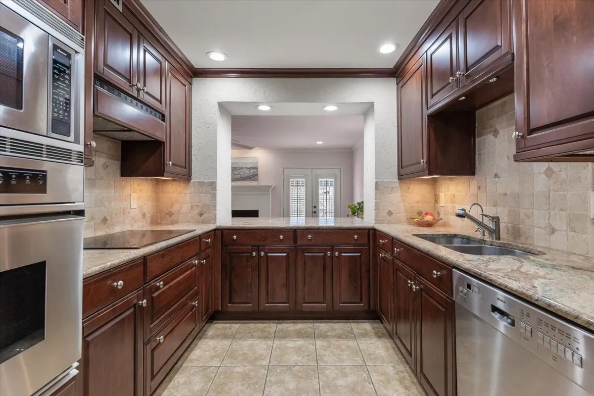 Condominium For Sale in Tarrant County , 1109 Roaring Springs Road 1109, Fort Worth, Texas 76114, 2 Bedroom, 3 Bathroom, Garage spaces, 1,735 Sqft, built in 1970, mls#21189265, Real Estate Agent in Fort Worth, Homes For Sale in Tarrant county, Homes For Sale in Fort Worth, Realtor in Fort Worth Texas, Real Estate Brokerage Independent Realty Texas, Luminita Cordes Realtor