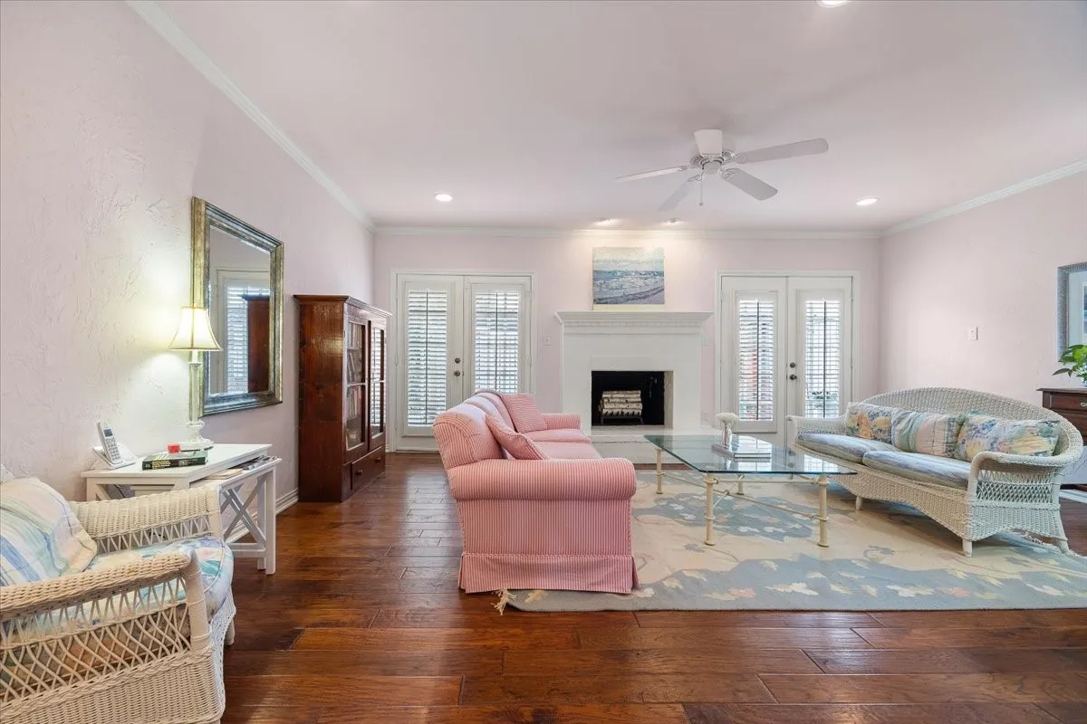 Condominium For Sale in Tarrant County , 1109 Roaring Springs Road 1109, Fort Worth, Texas 76114, 2 Bedroom, 3 Bathroom, Garage spaces, 1,735 Sqft, built in 1970, mls#21189265, Real Estate Agent in Fort Worth, Homes For Sale in Tarrant county, Homes For Sale in Fort Worth, Realtor in Fort Worth Texas, Real Estate Brokerage Independent Realty Texas, Luminita Cordes Realtor