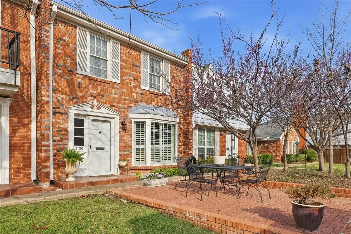 Condominium For Sale in Tarrant County , 1109 Roaring Springs Road 1109, Fort Worth, Texas 76114, 2 Bedroom, 3 Bathroom, Garage spaces, 1,735 Sqft, built in 1970, mls#21189265, Real Estate Agent in Fort Worth, Homes For Sale in Tarrant county, Homes For Sale in Fort Worth, Realtor in Fort Worth Texas, Real Estate Brokerage Independent Realty Texas, Luminita Cordes Realtor