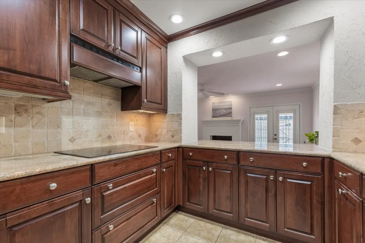 Condominium For Sale in Tarrant County , 1109 Roaring Springs Road 1109, Fort Worth, Texas 76114, 2 Bedroom, 3 Bathroom, Garage spaces, 1,735 Sqft, built in 1970, mls#21189265, Real Estate Agent in Fort Worth, Homes For Sale in Tarrant county, Homes For Sale in Fort Worth, Realtor in Fort Worth Texas, Real Estate Brokerage Independent Realty Texas, Luminita Cordes Realtor