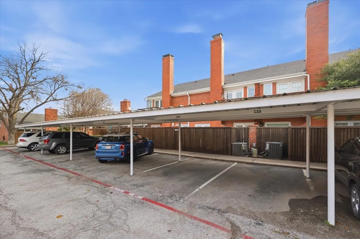 Condominium For Sale in Tarrant County , 1109 Roaring Springs Road 1109, Fort Worth, Texas 76114, 2 Bedroom, 3 Bathroom, Garage spaces, 1,735 Sqft, built in 1970, mls#21189265, Real Estate Agent in Fort Worth, Homes For Sale in Tarrant county, Homes For Sale in Fort Worth, Realtor in Fort Worth Texas, Real Estate Brokerage Independent Realty Texas, Luminita Cordes Realtor