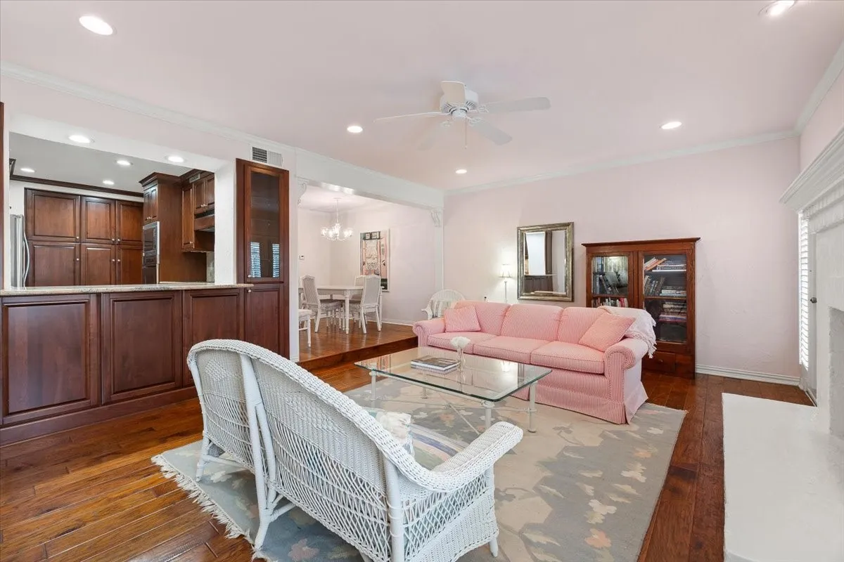 Condominium For Sale in Tarrant County , 1109 Roaring Springs Road 1109, Fort Worth, Texas 76114, 2 Bedroom, 3 Bathroom, Garage spaces, 1,735 Sqft, built in 1970, mls#21189265, Real Estate Agent in Fort Worth, Homes For Sale in Tarrant county, Homes For Sale in Fort Worth, Realtor in Fort Worth Texas, Real Estate Brokerage Independent Realty Texas, Luminita Cordes Realtor
