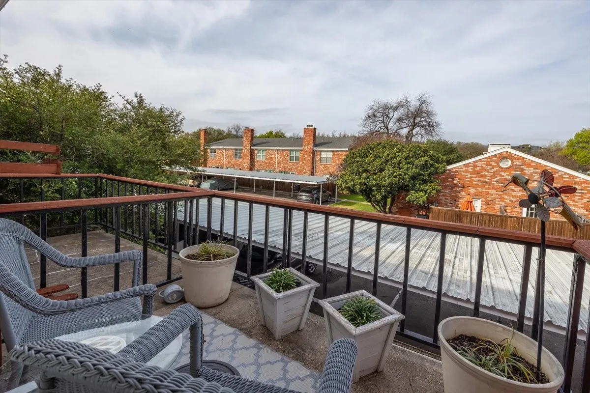 Condominium For Sale in Tarrant County , 1109 Roaring Springs Road 1109, Fort Worth, Texas 76114, 2 Bedroom, 3 Bathroom, Garage spaces, 1,735 Sqft, built in 1970, mls#21189265, Real Estate Agent in Fort Worth, Homes For Sale in Tarrant county, Homes For Sale in Fort Worth, Realtor in Fort Worth Texas, Real Estate Brokerage Independent Realty Texas, Luminita Cordes Realtor