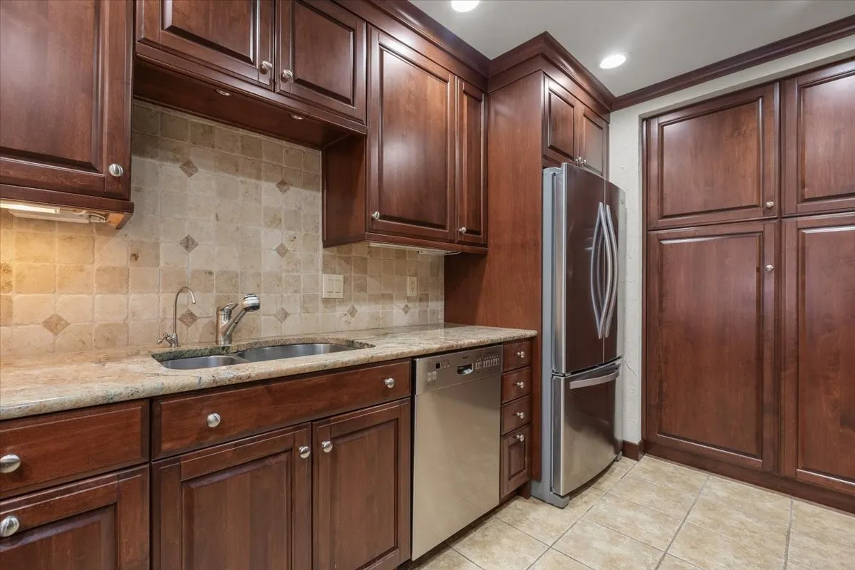 Condominium For Sale in Tarrant County , 1109 Roaring Springs Road 1109, Fort Worth, Texas 76114, 2 Bedroom, 3 Bathroom, Garage spaces, 1,735 Sqft, built in 1970, mls#21189265, Real Estate Agent in Fort Worth, Homes For Sale in Tarrant county, Homes For Sale in Fort Worth, Realtor in Fort Worth Texas, Real Estate Brokerage Independent Realty Texas, Luminita Cordes Realtor