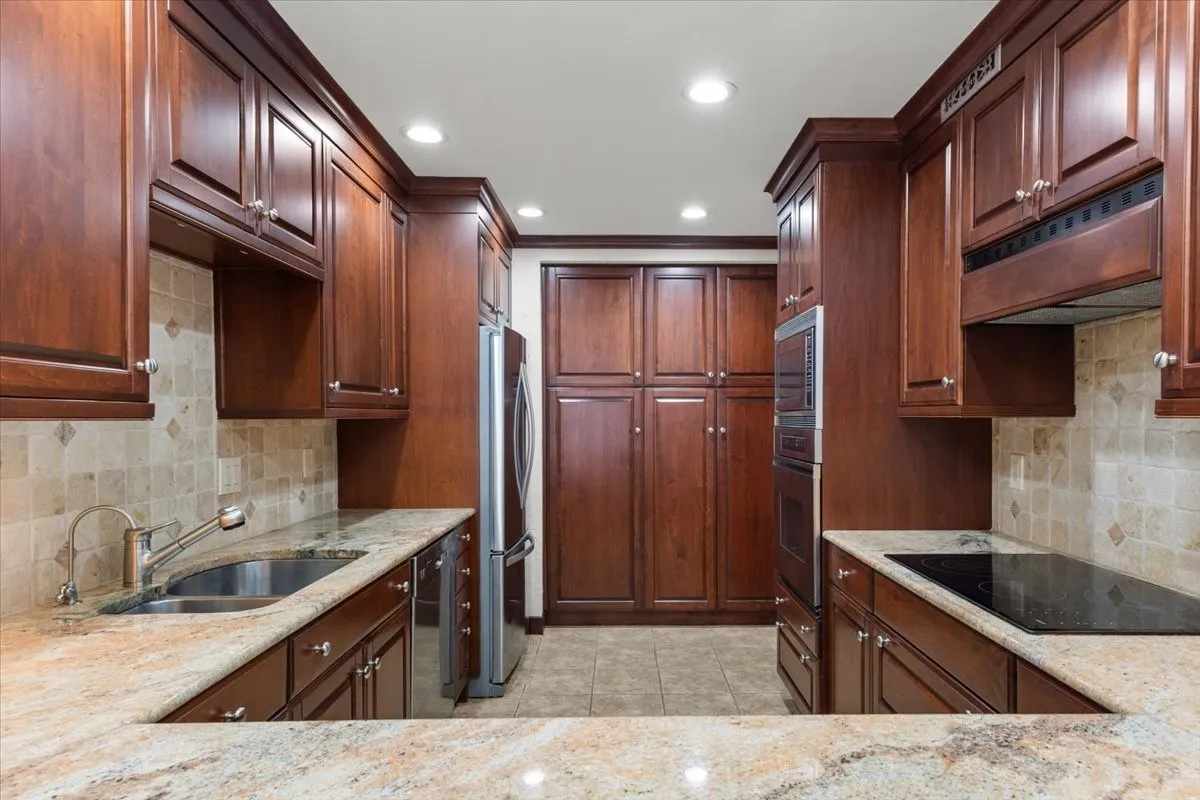 Condominium For Sale in Tarrant County , 1109 Roaring Springs Road 1109, Fort Worth, Texas 76114, 2 Bedroom, 3 Bathroom, Garage spaces, 1,735 Sqft, built in 1970, mls#21189265, Real Estate Agent in Fort Worth, Homes For Sale in Tarrant county, Homes For Sale in Fort Worth, Realtor in Fort Worth Texas, Real Estate Brokerage Independent Realty Texas, Luminita Cordes Realtor