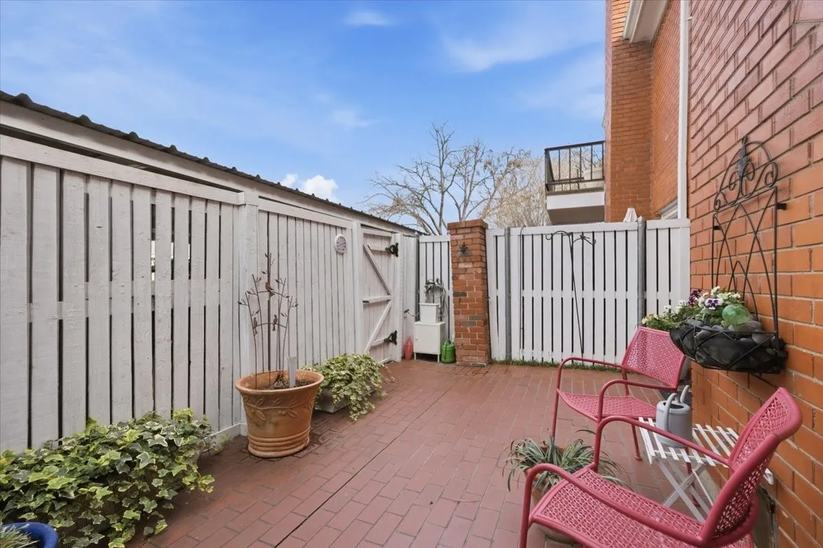 Condominium For Sale in Tarrant County , 1109 Roaring Springs Road 1109, Fort Worth, Texas 76114, 2 Bedroom, 3 Bathroom, Garage spaces, 1,735 Sqft, built in 1970, mls#21189265, Real Estate Agent in Fort Worth, Homes For Sale in Tarrant county, Homes For Sale in Fort Worth, Realtor in Fort Worth Texas, Real Estate Brokerage Independent Realty Texas, Luminita Cordes Realtor