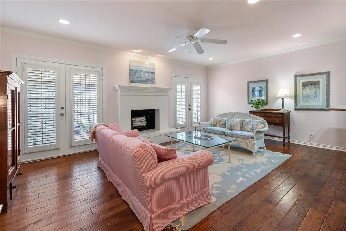 Condominium For Sale in Tarrant County , 1109 Roaring Springs Road 1109, Fort Worth, Texas 76114, 2 Bedroom, 3 Bathroom, Garage spaces, 1,735 Sqft, built in 1970, mls#21189265, Real Estate Agent in Fort Worth, Homes For Sale in Tarrant county, Homes For Sale in Fort Worth, Realtor in Fort Worth Texas, Real Estate Brokerage Independent Realty Texas, Luminita Cordes Realtor