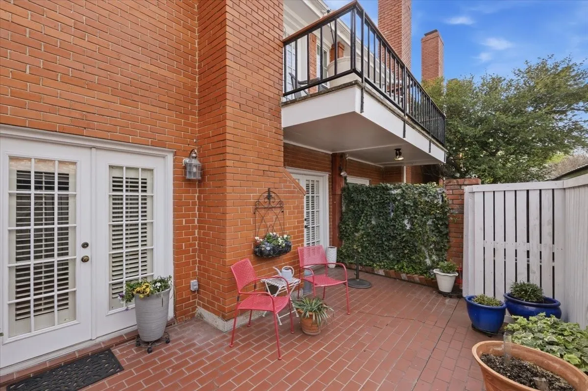 Condominium For Sale in Tarrant County , 1109 Roaring Springs Road 1109, Fort Worth, Texas 76114, 2 Bedroom, 3 Bathroom, Garage spaces, 1,735 Sqft, built in 1970, mls#21189265, Real Estate Agent in Fort Worth, Homes For Sale in Tarrant county, Homes For Sale in Fort Worth, Realtor in Fort Worth Texas, Real Estate Brokerage Independent Realty Texas, Luminita Cordes Realtor