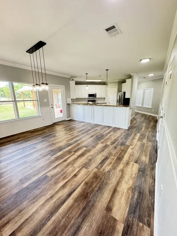 Single Family Residence For Sale in Parker County , 153 Twin Springs Ranch Lane, Weatherford, Texas 76087, 4 Bedroom, 3 Bathroom, 2 Garage spaces, 2,716 Sqft, built in 2003, Preowned, mls#21201501, Real Estate Agent in Weatherford, Homes For Sale in Parker county, Homes For Sale in Weatherford, Realtor in Weatherford Texas, Real Estate Brokerage Independent Realty Texas, Luminita Cordes Realtor