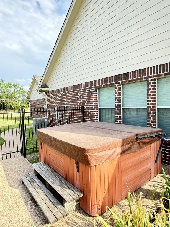 Single Family Residence For Sale in Parker County , 153 Twin Springs Ranch Lane, Weatherford, Texas 76087, 4 Bedroom, 3 Bathroom, 2 Garage spaces, 2,716 Sqft, built in 2003, Preowned, mls#21201501, Real Estate Agent in Weatherford, Homes For Sale in Parker county, Homes For Sale in Weatherford, Realtor in Weatherford Texas, Real Estate Brokerage Independent Realty Texas, Luminita Cordes Realtor