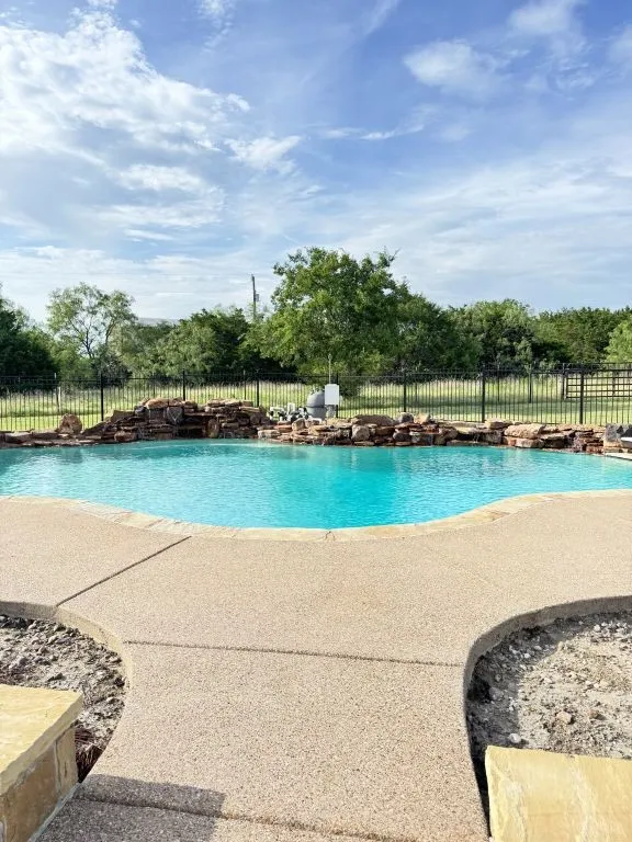 Single Family Residence For Sale in Parker County , 153 Twin Springs Ranch Lane, Weatherford, Texas 76087, 4 Bedroom, 3 Bathroom, 2 Garage spaces, 2,716 Sqft, built in 2003, Preowned, mls#21201501, Real Estate Agent in Weatherford, Homes For Sale in Parker county, Homes For Sale in Weatherford, Realtor in Weatherford Texas, Real Estate Brokerage Independent Realty Texas, Luminita Cordes Realtor