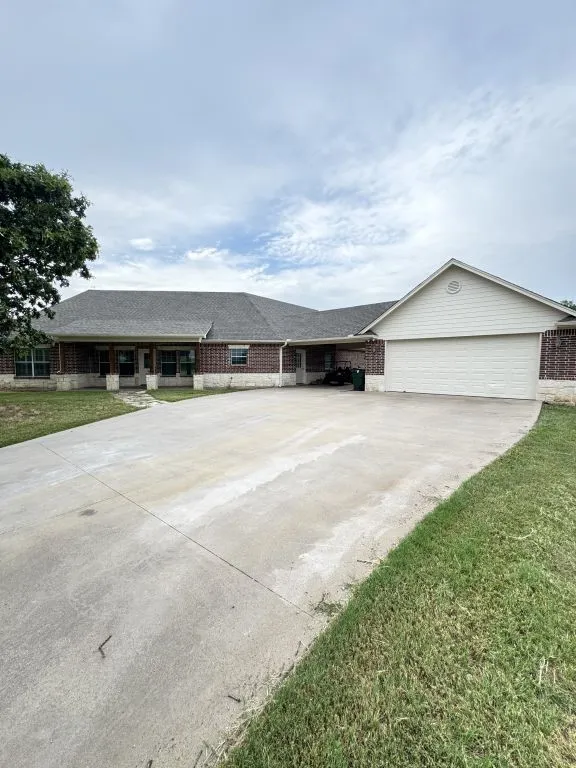 Single Family Residence For Sale in Parker County , 153 Twin Springs Ranch Lane, Weatherford, Texas 76087, 4 Bedroom, 3 Bathroom, 2 Garage spaces, 2,716 Sqft, built in 2003, Preowned, mls#21201501, Real Estate Agent in Weatherford, Homes For Sale in Parker county, Homes For Sale in Weatherford, Realtor in Weatherford Texas, Real Estate Brokerage Independent Realty Texas, Luminita Cordes Realtor