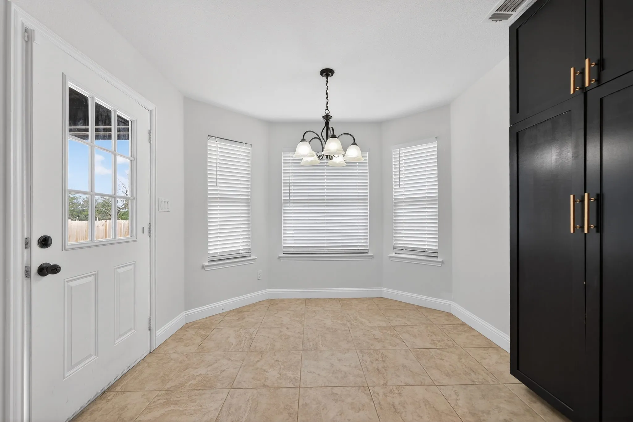 Single Family Residence For Sale in Hunt County , 118 Vaughn Lane, Quinlan, Texas 75474, 3 Bedroom, 2 Bathroom, 2 Garage spaces, 1,612 Sqft, built in 2014, mls#21201518, Real Estate Agent in Quinlan, Homes For Sale in Hunt county, Homes For Sale in Quinlan, Realtor in Quinlan Texas, Real Estate Brokerage Independent Realty Texas, Luminita Cordes Realtor