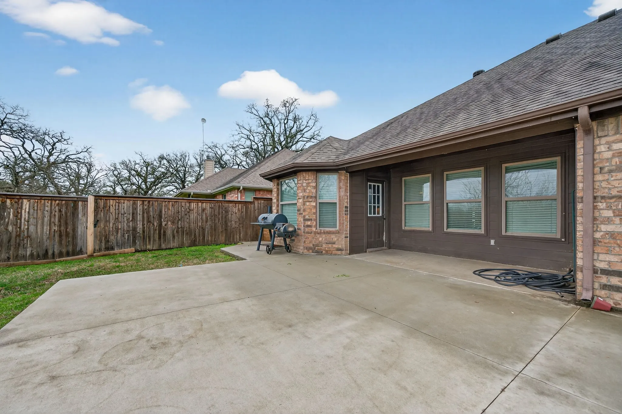 Single Family Residence For Sale in Hunt County , 118 Vaughn Lane, Quinlan, Texas 75474, 3 Bedroom, 2 Bathroom, 2 Garage spaces, 1,612 Sqft, built in 2014, mls#21201518, Real Estate Agent in Quinlan, Homes For Sale in Hunt county, Homes For Sale in Quinlan, Realtor in Quinlan Texas, Real Estate Brokerage Independent Realty Texas, Luminita Cordes Realtor