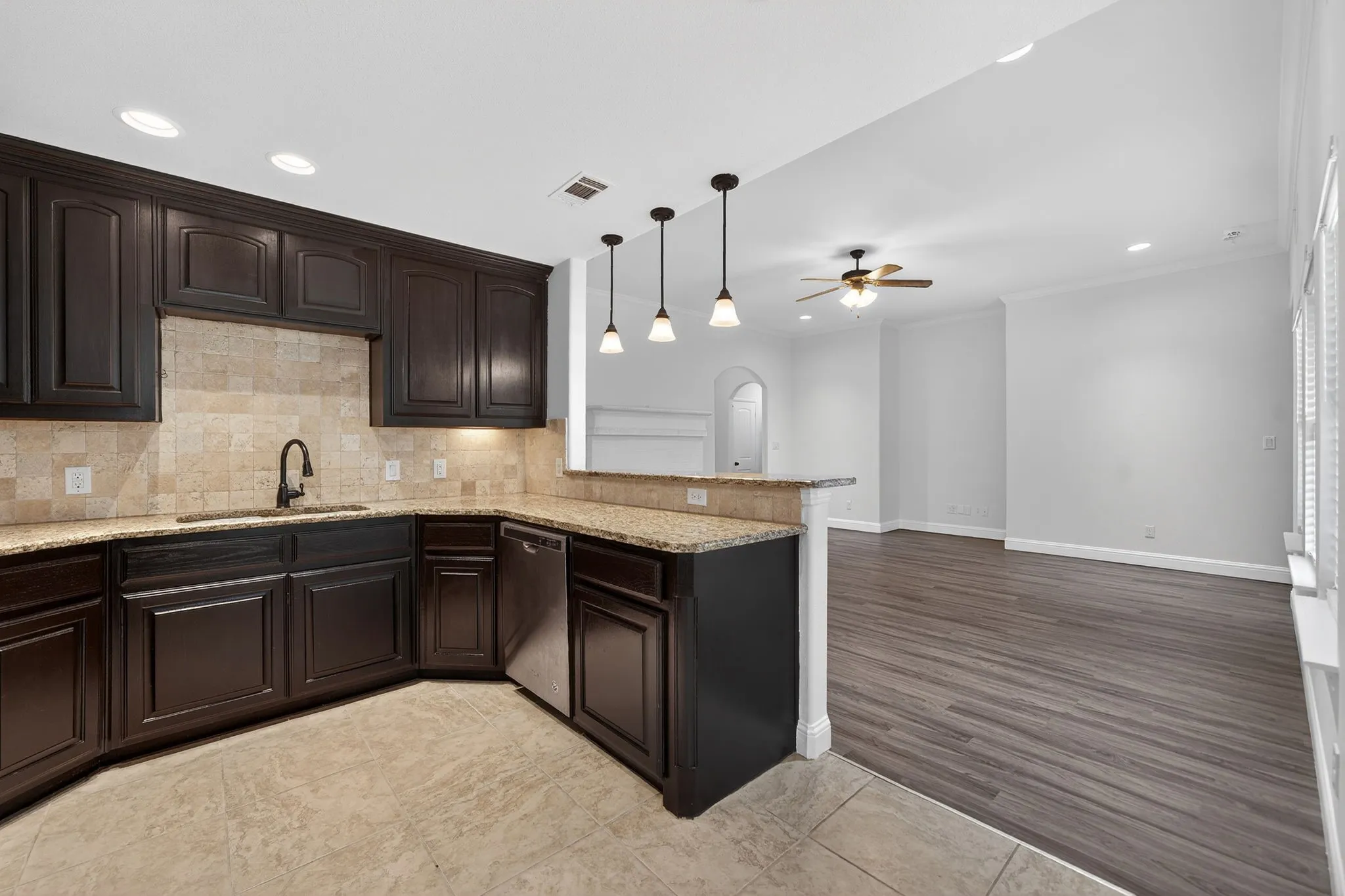 Single Family Residence For Sale in Hunt County , 118 Vaughn Lane, Quinlan, Texas 75474, 3 Bedroom, 2 Bathroom, 2 Garage spaces, 1,612 Sqft, built in 2014, mls#21201518, Real Estate Agent in Quinlan, Homes For Sale in Hunt county, Homes For Sale in Quinlan, Realtor in Quinlan Texas, Real Estate Brokerage Independent Realty Texas, Luminita Cordes Realtor