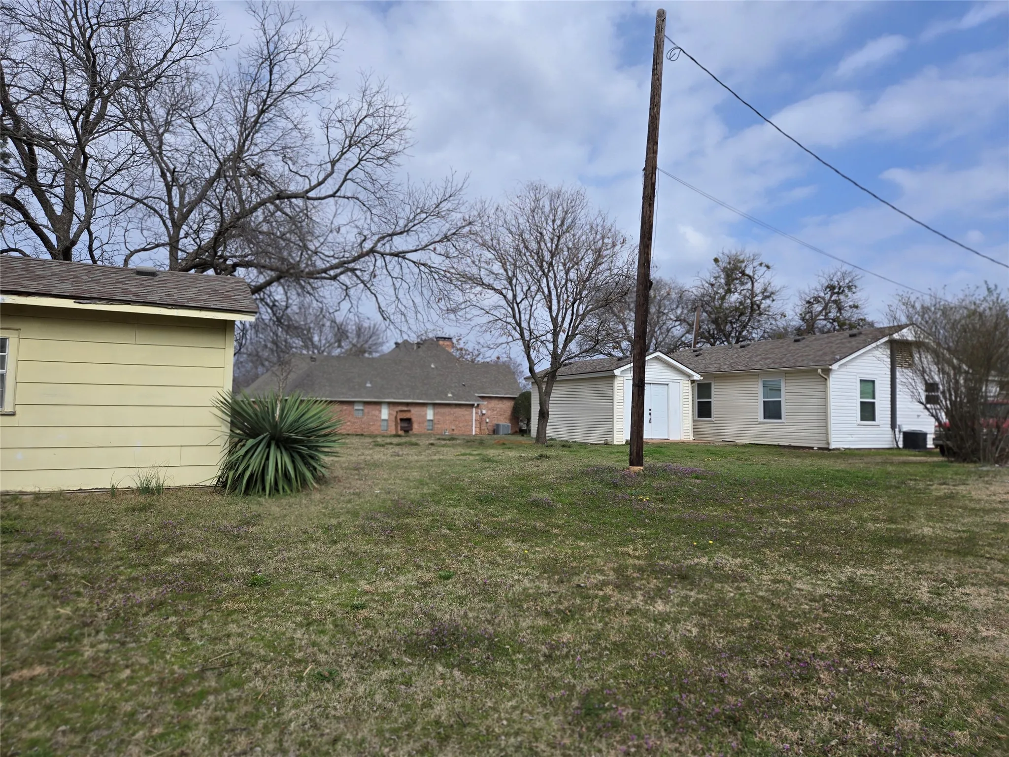 View of green lawn featuring an outdoor structure