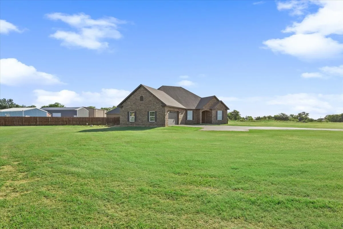 Single Family Residence For Sale in Mc Lennan County , 14356 China Spring Road, China Spring, Texas 76633, 3 Bedrooms, 3 Bathrooms, 2 Garage spaces, 2,495 Sqft, built in 2019, Preowned, Price $587,000, mls#21196393, Real Estate Agent in China Spring, Homes For Sale in Mc Lennan county, Homes For Sale in China Spring, Realtor in China Spring Texas, Real Estate Brokerage Independent Realty Texas, Luminita Cordes Realtor