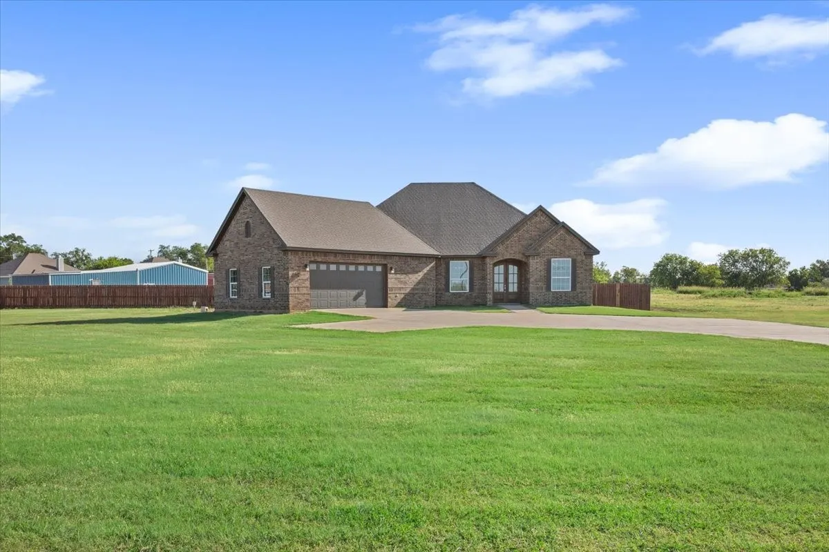 Single Family Residence For Sale in Mc Lennan County , 14356 China Spring Road, China Spring, Texas 76633, 3 Bedrooms, 3 Bathrooms, 2 Garage spaces, 2,495 Sqft, built in 2019, Preowned, Price $587,000, mls#21196393, Real Estate Agent in China Spring, Homes For Sale in Mc Lennan county, Homes For Sale in China Spring, Realtor in China Spring Texas, Real Estate Brokerage Independent Realty Texas, Luminita Cordes Realtor