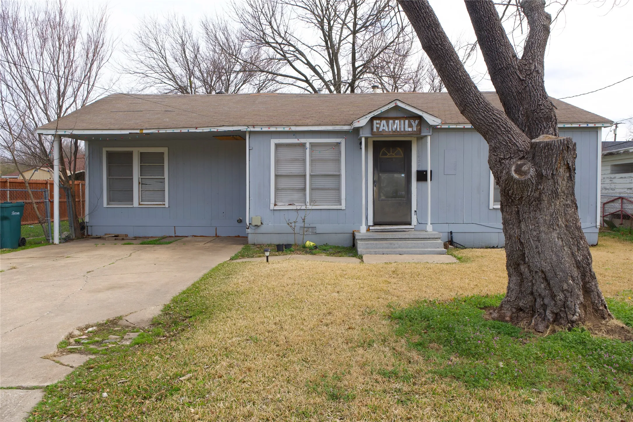 Single Family Residence For Sale in Grayson County , 1429 S Elm, Sherman, Texas 75090, 3 Bedroom, 2 Bathroom, Garage spaces, 1,088 Sqft, built in 1940, mls#21198367, Real Estate Agent in Sherman, Homes For Sale in Grayson county, Homes For Sale in Sherman, Realtor in Sherman Texas, Real Estate Brokerage Independent Realty Texas, Luminita Cordes Realtor