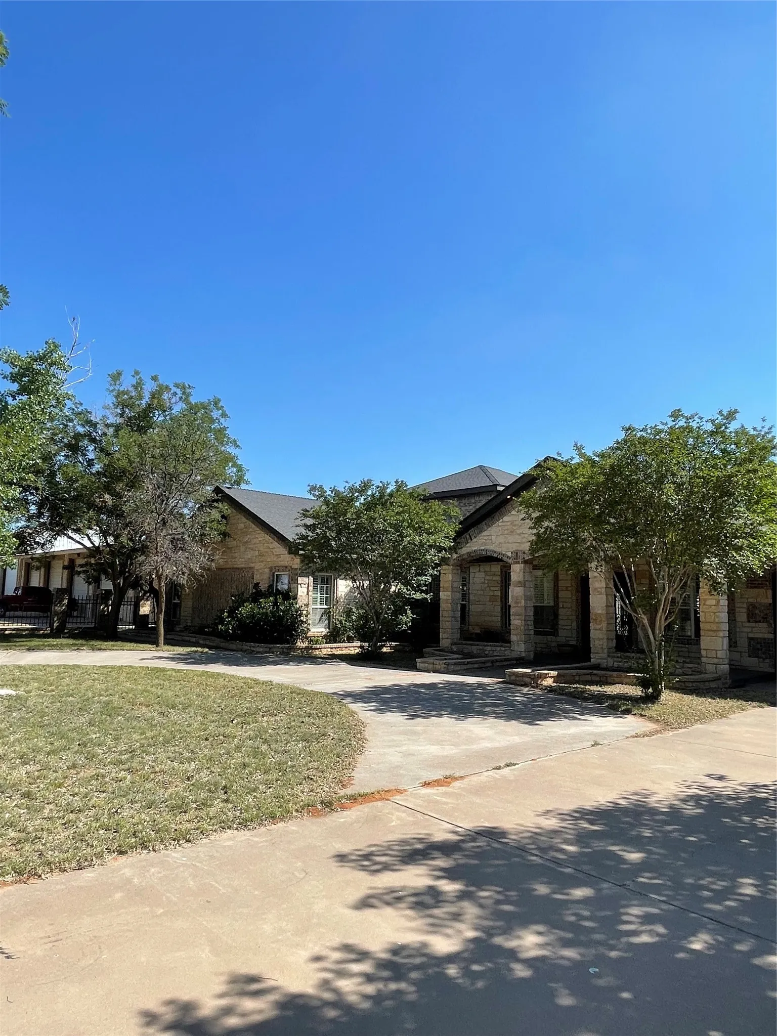 Single Family Residence For Sale in Midland County , 5122 S COUNTY ROAD 1183, Midland, Texas 79706, 4 Bedrooms, 4 Bathrooms, 10 Garage spaces, 3,850 Sqft, built in 2000, Price $499,000, mls#21201662, Real Estate Agent in Midland, Homes For Sale in Midland county, Homes For Sale in Midland, Realtor in Midland Texas, Real Estate Brokerage Independent Realty Texas, Luminita Cordes Realtor