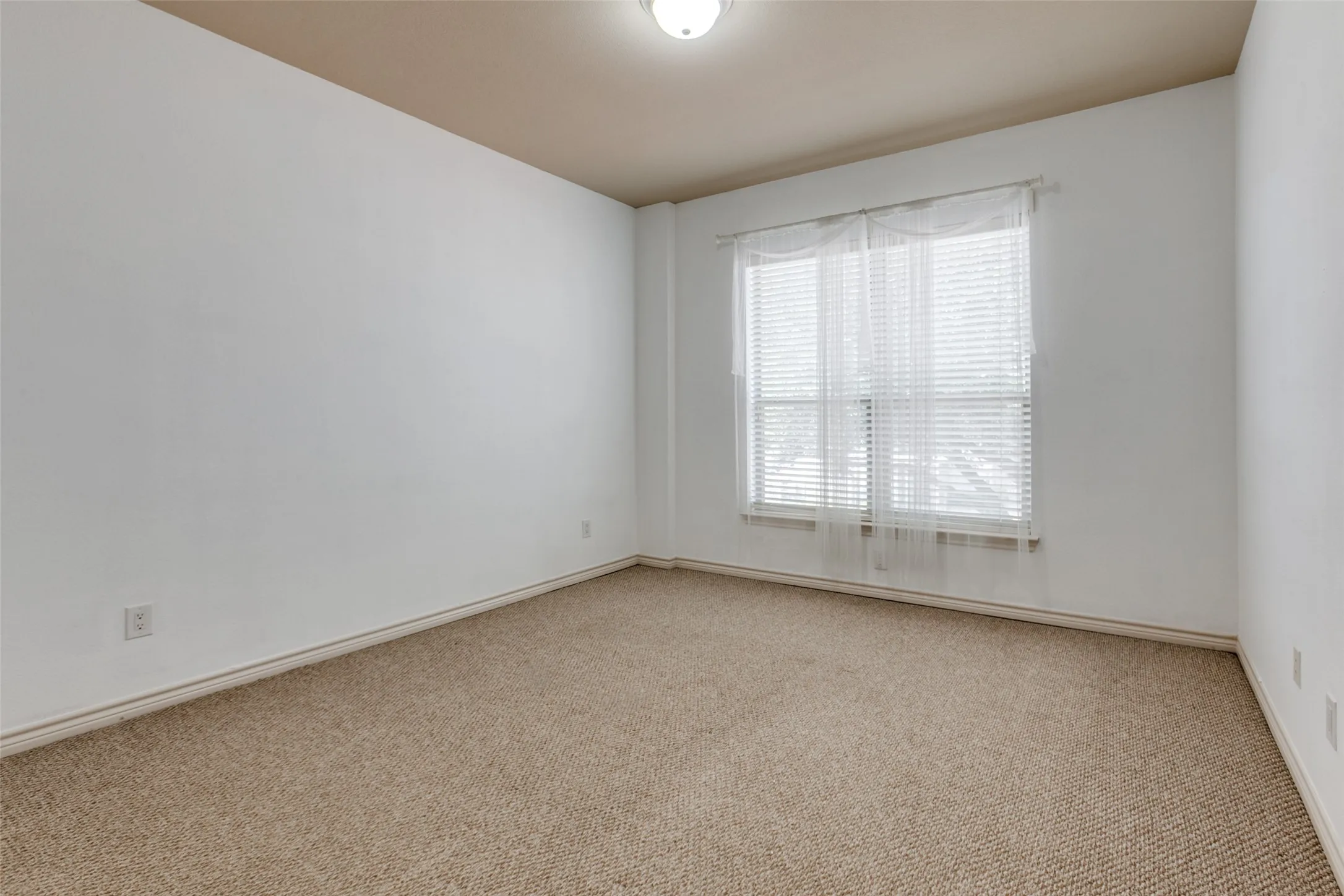 Townhouse For Sale in Collin County , 341 Metropolitan Drive, Plano, Texas 75023, 3 Bedrooms, 3 Bathrooms, 2 Garage spaces, 1,822 Sqft, built in 2005, Price $339,900, mls#21183003, Real Estate Agent in Plano, Homes For Sale in Collin county, Homes For Sale in Plano, Realtor in Plano Texas, Real Estate Brokerage Independent Realty Texas, Luminita Cordes Realtor