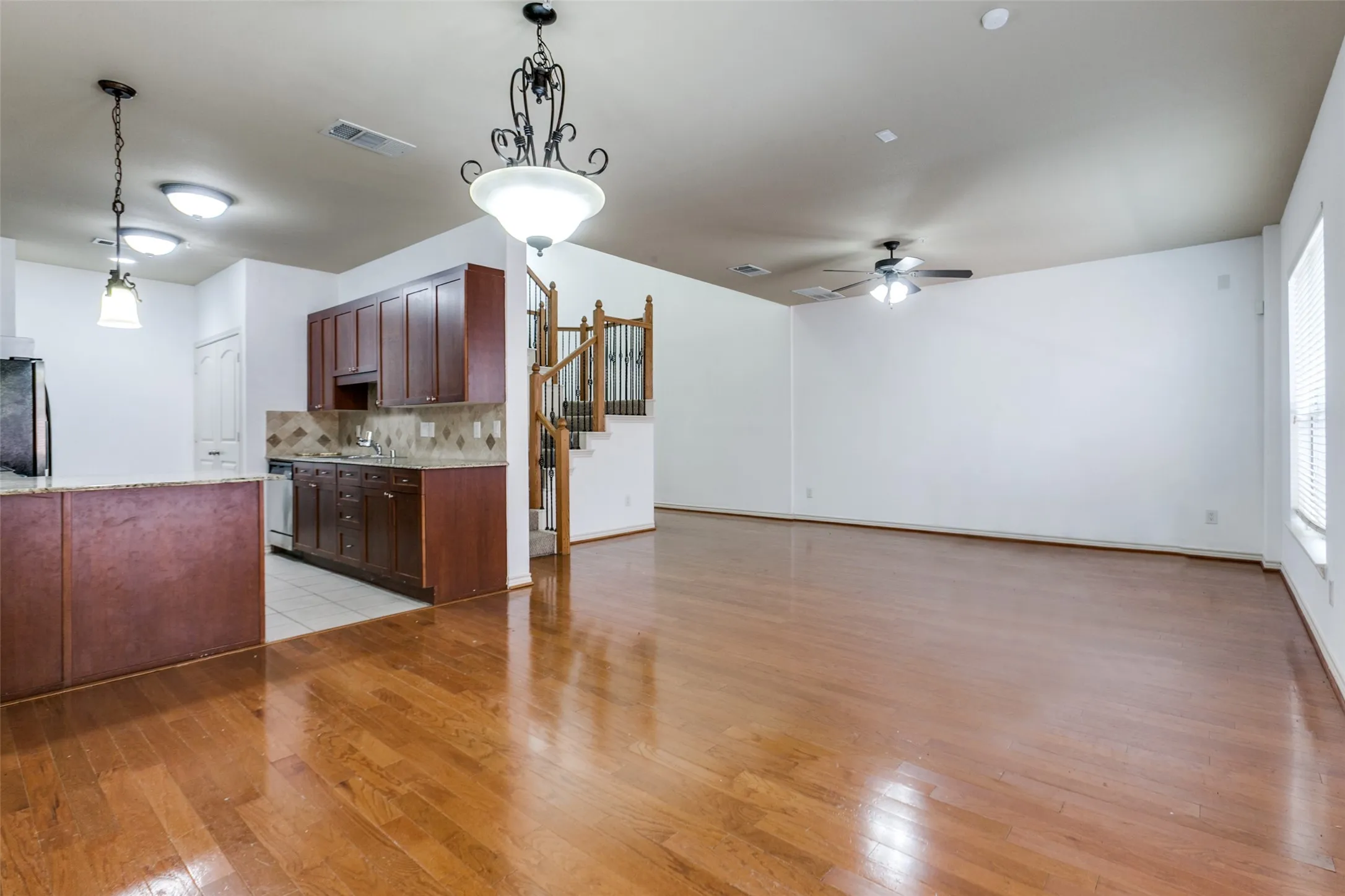 Townhouse For Sale in Collin County , 341 Metropolitan Drive, Plano, Texas 75023, 3 Bedrooms, 3 Bathrooms, 2 Garage spaces, 1,822 Sqft, built in 2005, Price $339,900, mls#21183003, Real Estate Agent in Plano, Homes For Sale in Collin county, Homes For Sale in Plano, Realtor in Plano Texas, Real Estate Brokerage Independent Realty Texas, Luminita Cordes Realtor